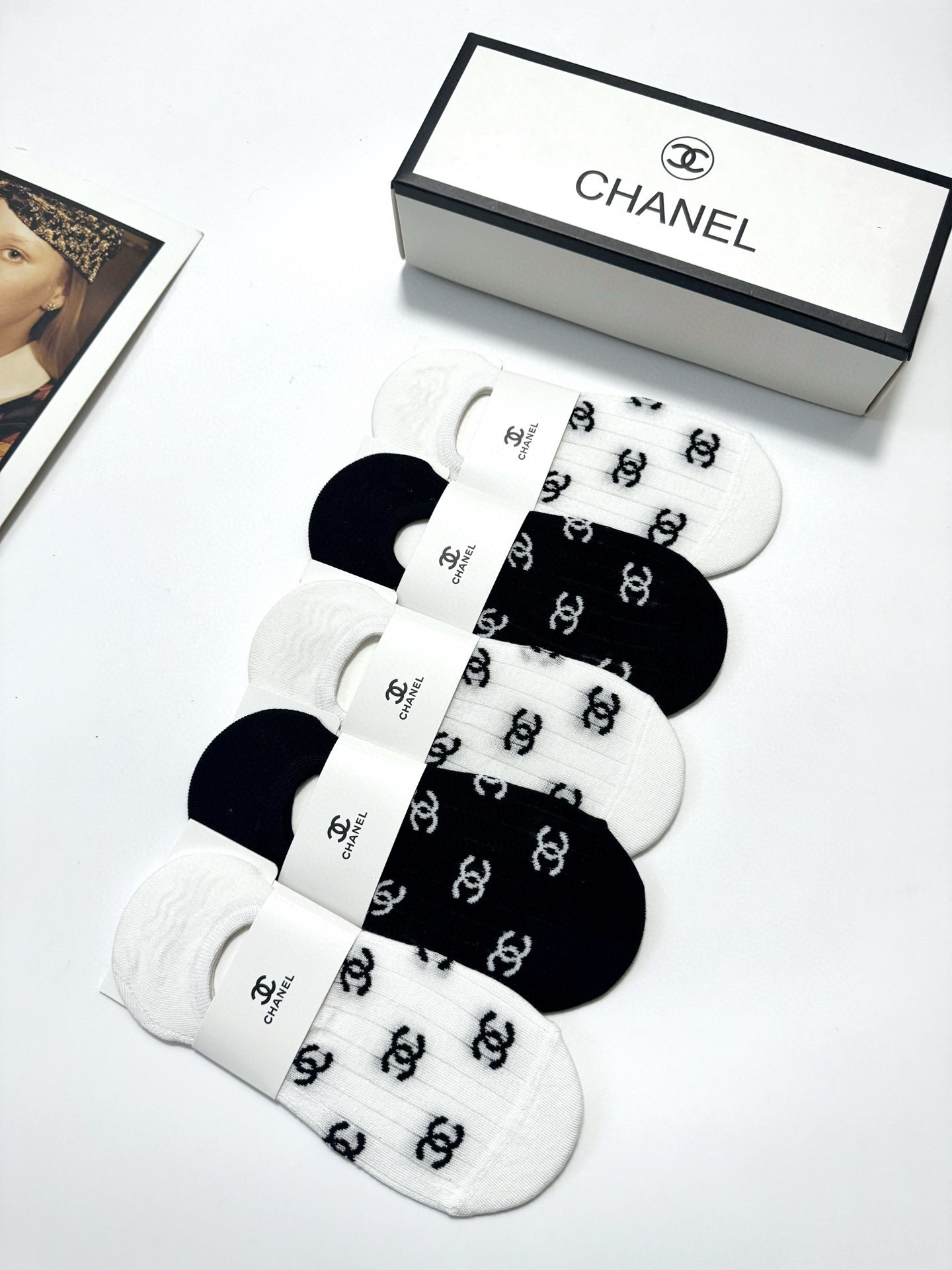  配包装
🌟【一盒5双】
 🌟Chanel 香奈儿 经典字母logo 纯棉船袜   ，ins超火爆空调袜