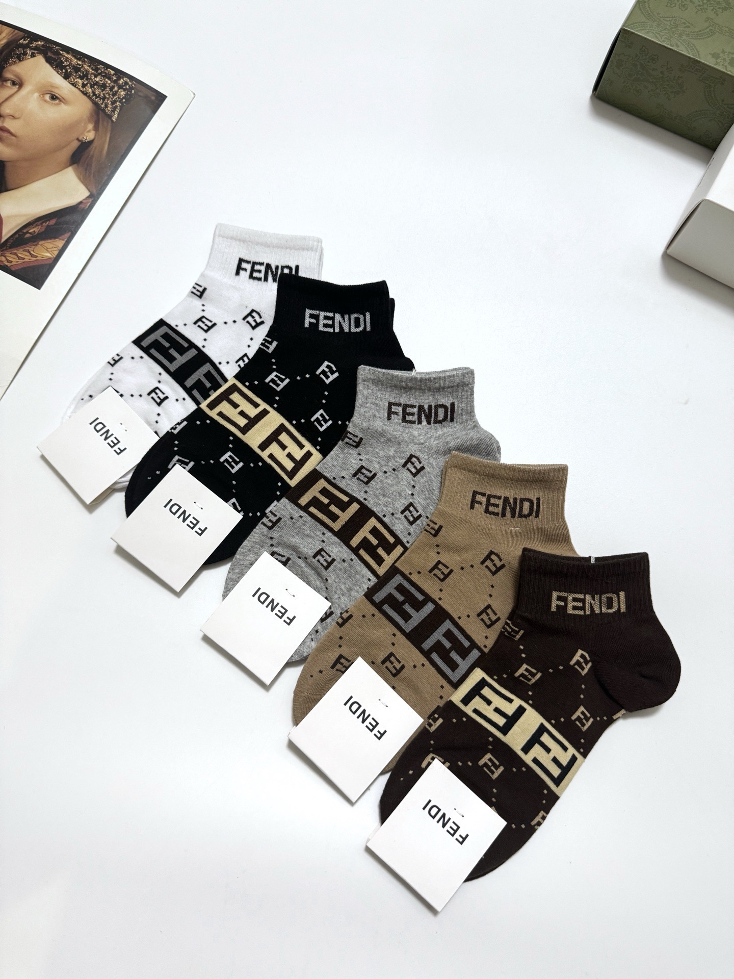  配包装
🌟【一盒5 双】男女同款
 🌟Fendi 芬迪 经典字母logo 纯棉短筒袜   ，ins超火