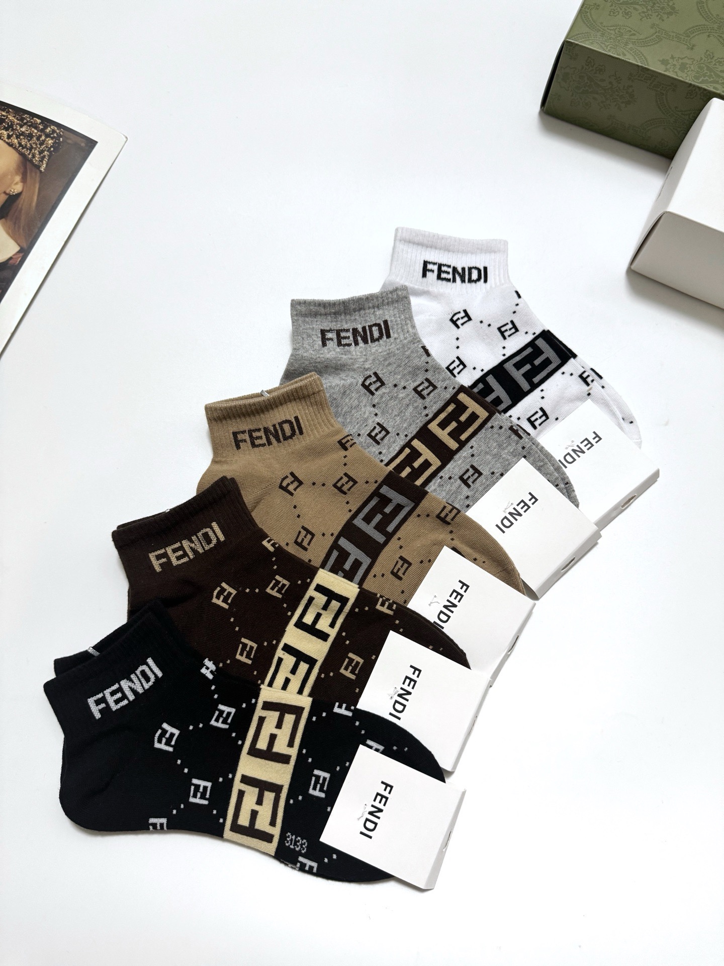  配包装
🌟【一盒5 双】男女同款
 🌟Fendi 芬迪 经典字母logo 纯棉短筒袜   ，ins超火