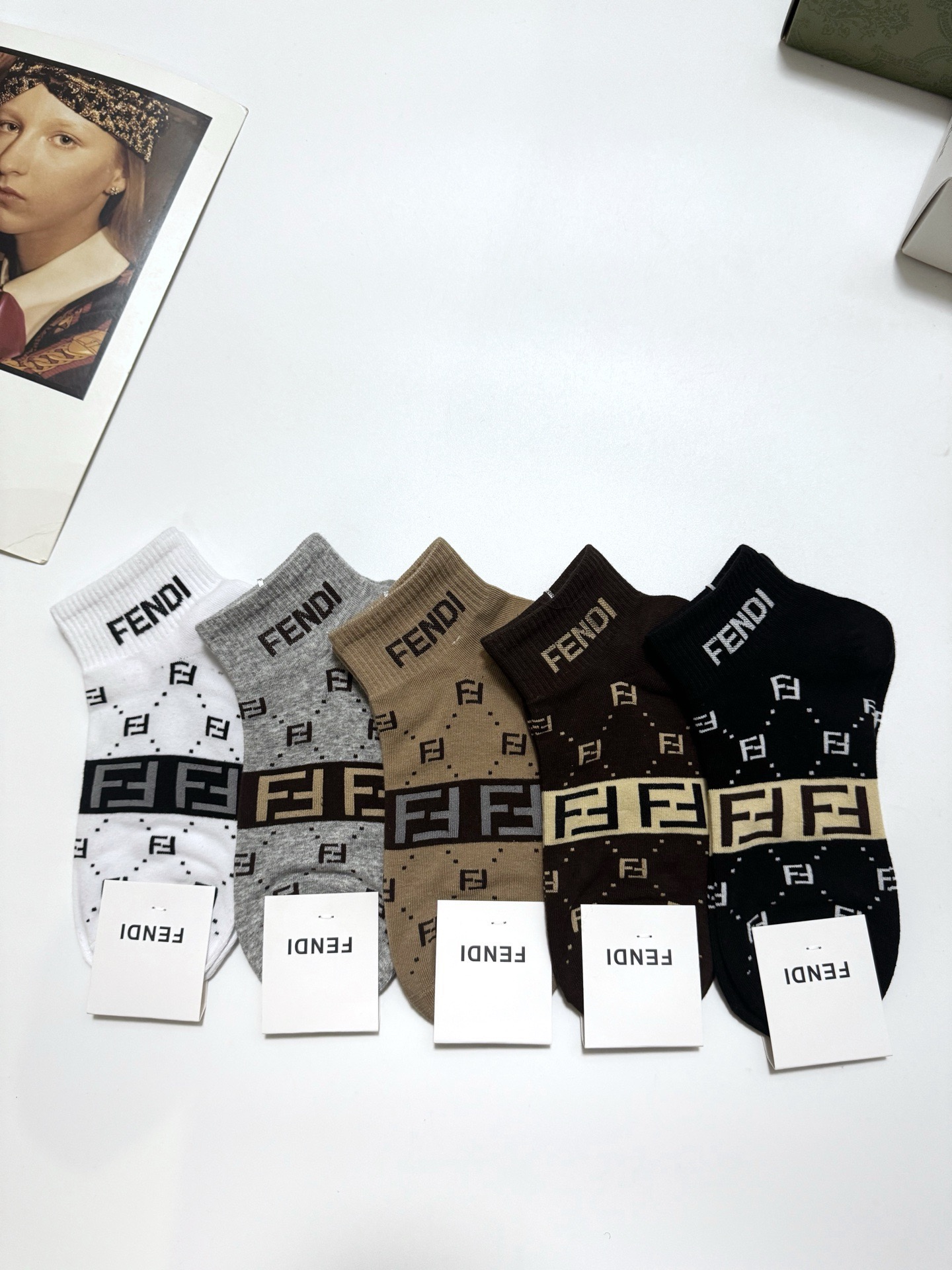  配包装
🌟【一盒5 双】男女同款
 🌟Fendi 芬迪 经典字母logo 纯棉短筒袜   ，ins超火