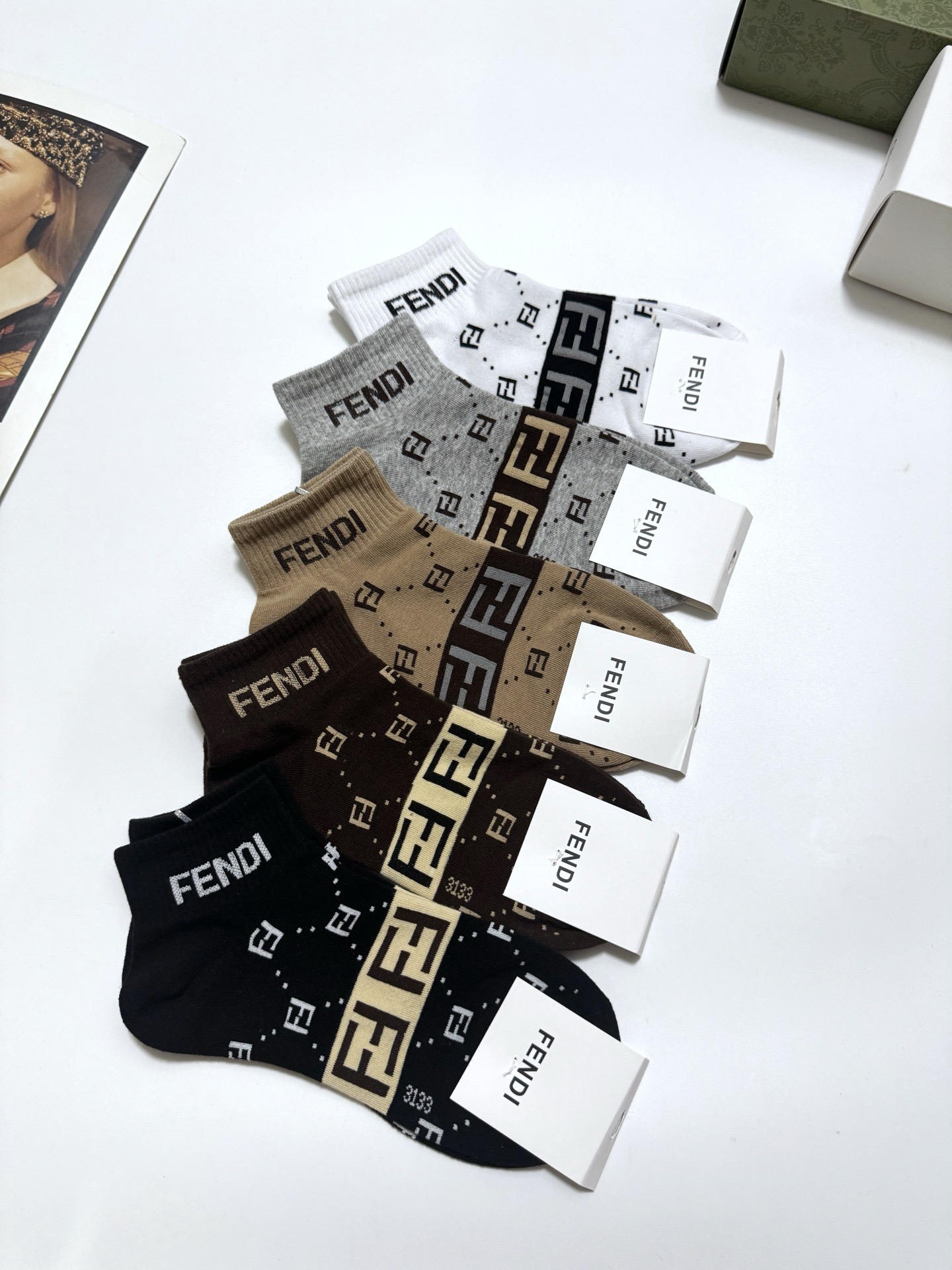 配包装
🌟【一盒5 双】男女同款
 🌟Fendi 芬迪 经典字母logo 纯棉短筒袜   ，ins超火