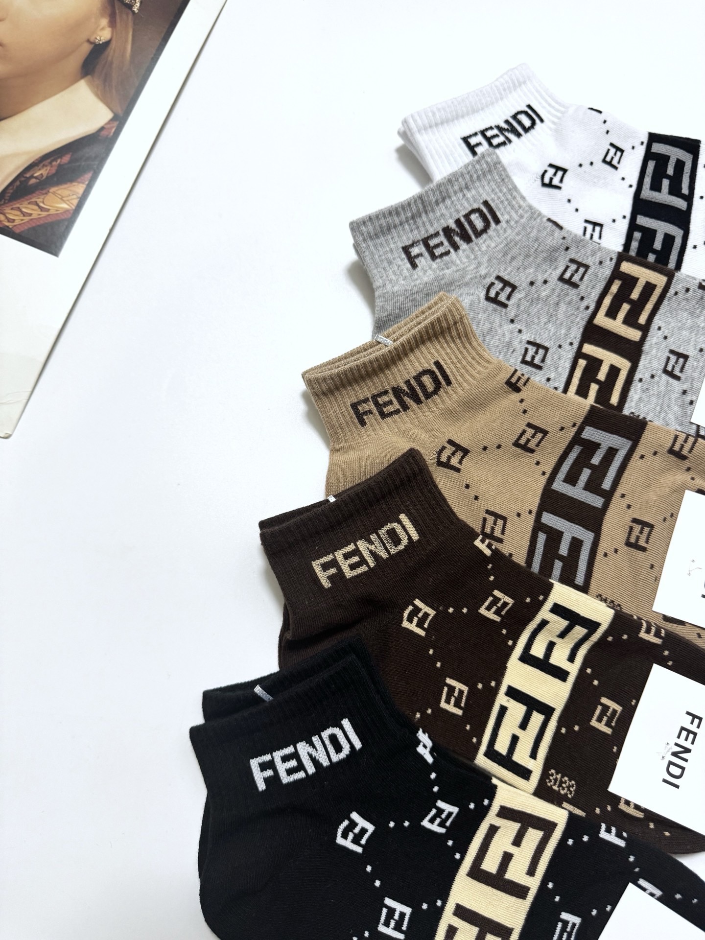  配包装
🌟【一盒5 双】男女同款
 🌟Fendi 芬迪 经典字母logo 纯棉短筒袜   ，ins超火
