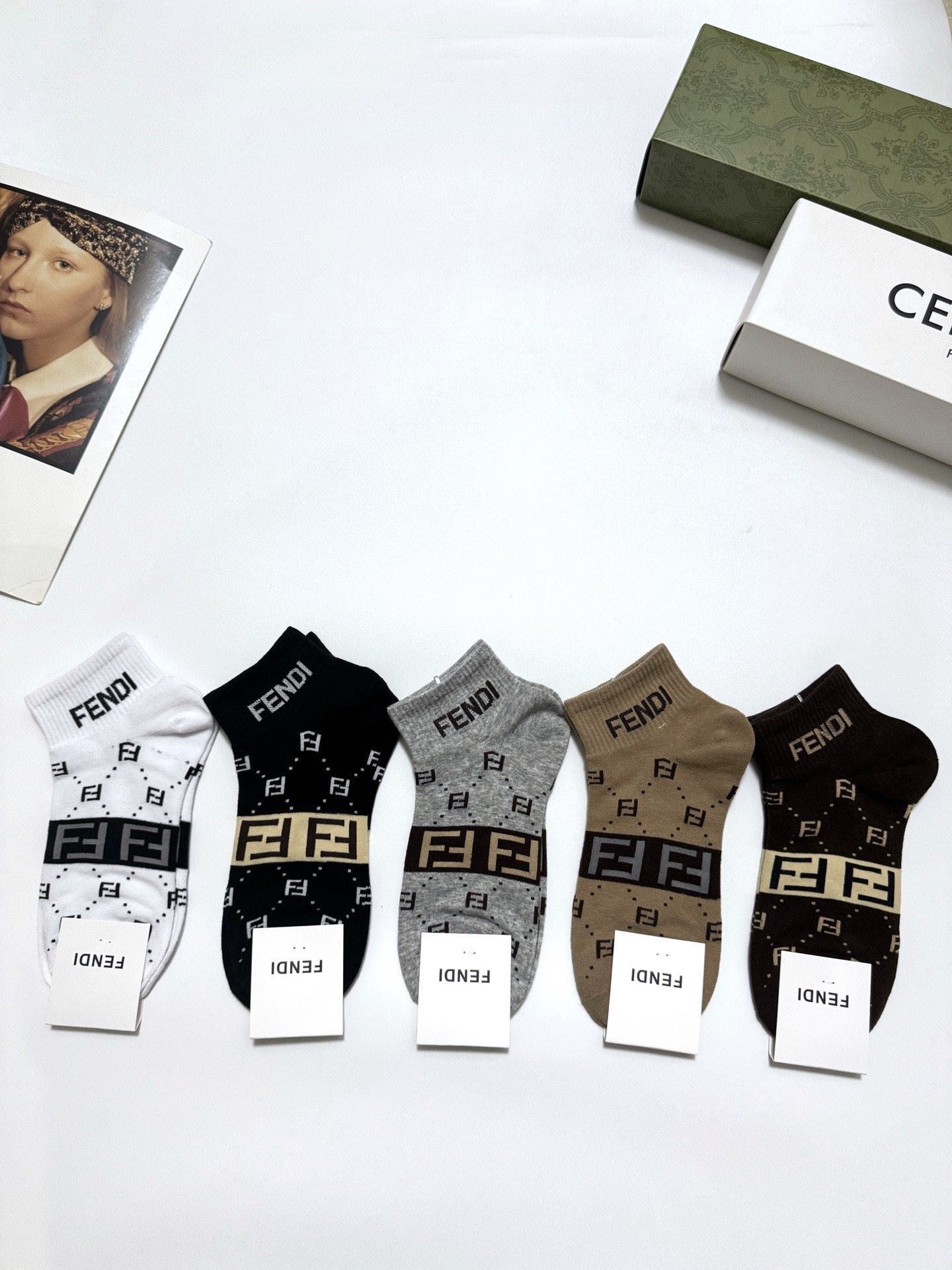  配包装
🌟【一盒5 双】男女同款
 🌟Fendi 芬迪 经典字母logo 纯棉短筒袜   ，ins超火