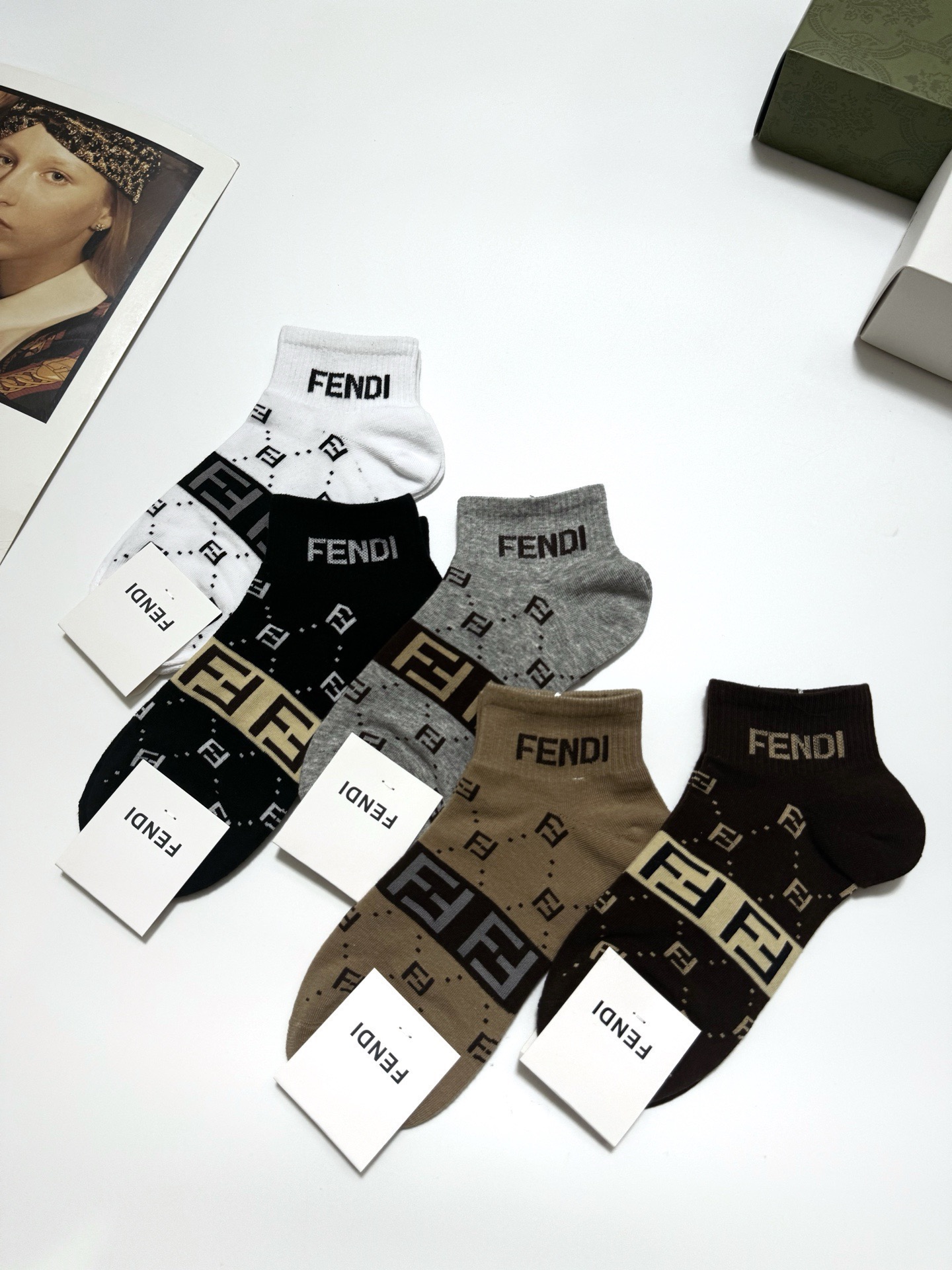  配包装
🌟【一盒5 双】男女同款
 🌟Fendi 芬迪 经典字母logo 纯棉短筒袜   ，ins超火