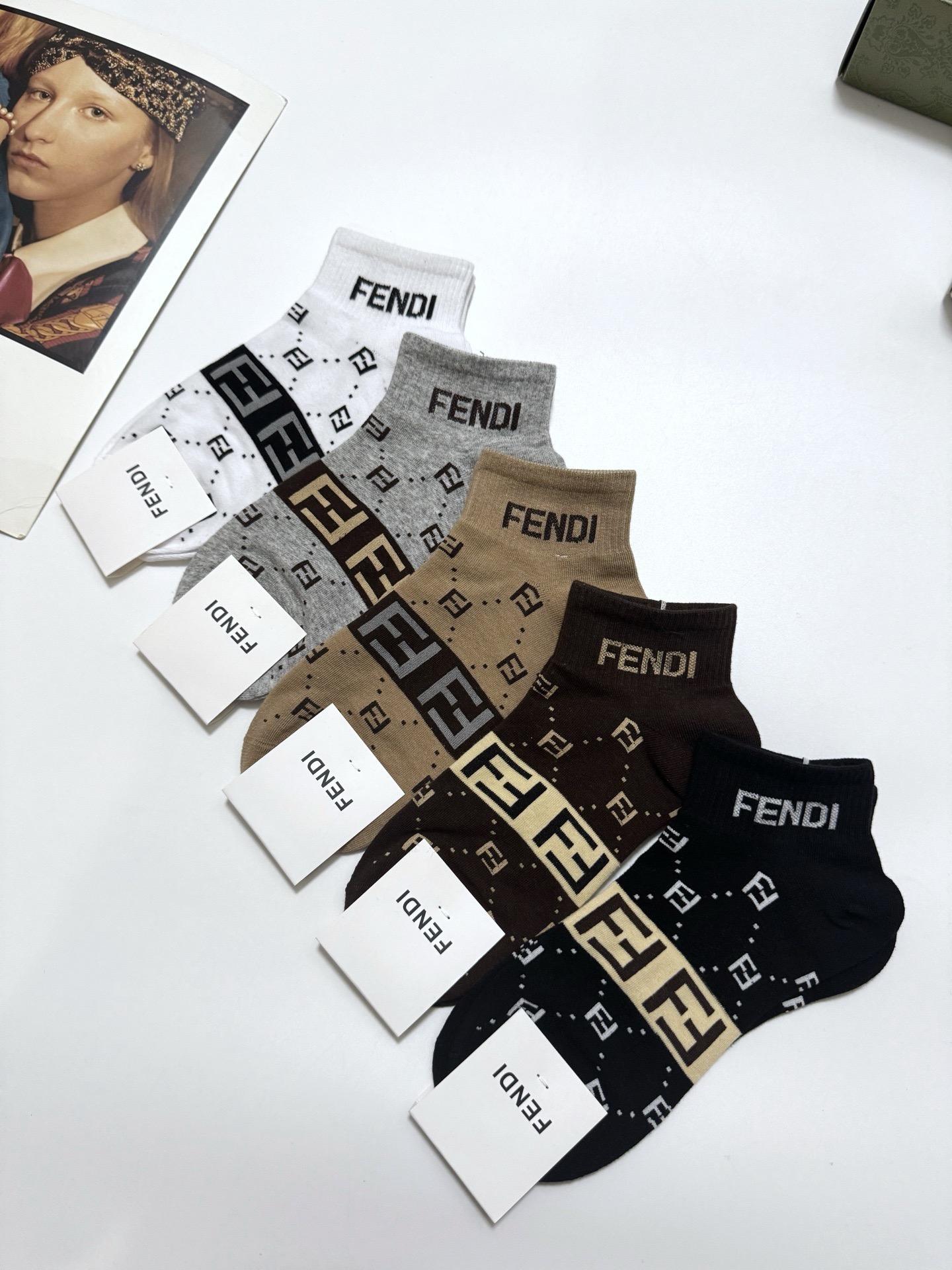  配包装
🌟【一盒5 双】男女同款
 🌟Fendi 芬迪 经典字母logo 纯棉短筒袜   ，ins超火