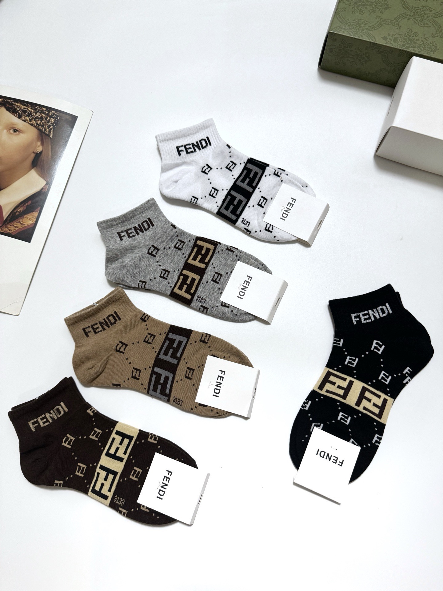  配包装
🌟【一盒5 双】男女同款
 🌟Fendi 芬迪 经典字母logo 纯棉短筒袜   ，ins超火