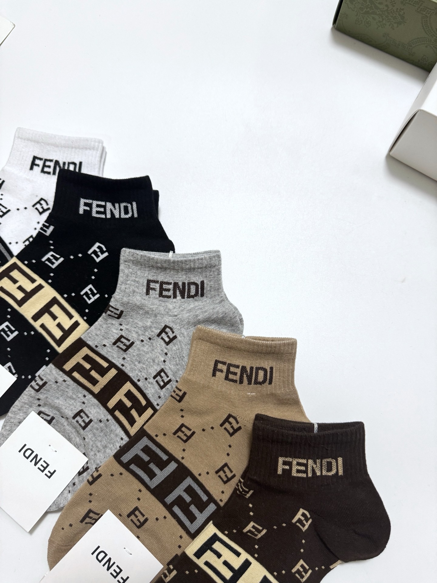  配包装
🌟【一盒5 双】男女同款
 🌟Fendi 芬迪 经典字母logo 纯棉短筒袜   ，ins超火