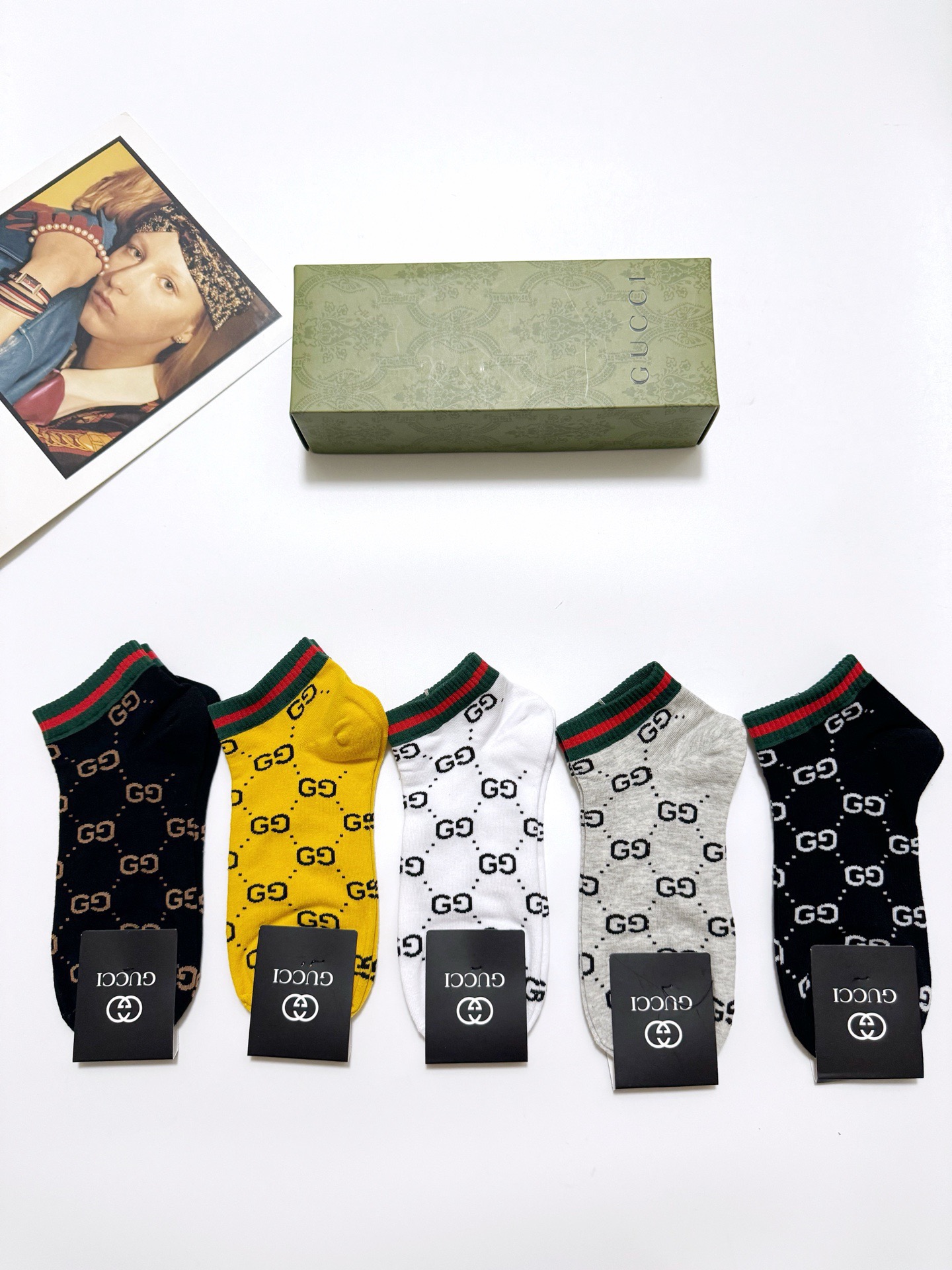  配包装
🌟【一盒5双】
 🌟Gucci 古琦 经典字母logo 纯棉船袜   ，ins超火爆短袜，纯棉
