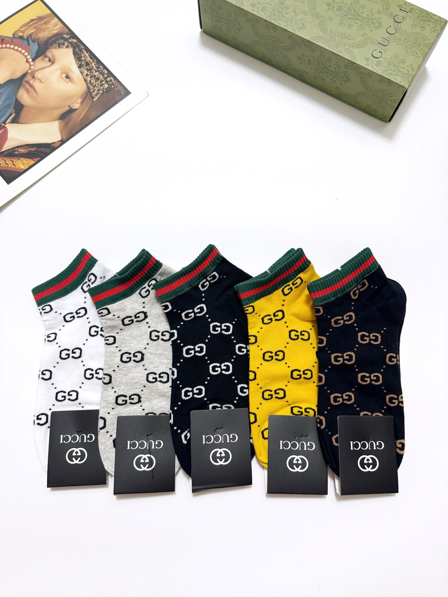  配包装
🌟【一盒5双】
 🌟Gucci 古琦 经典字母logo 纯棉船袜   ，ins超火爆短袜，纯棉