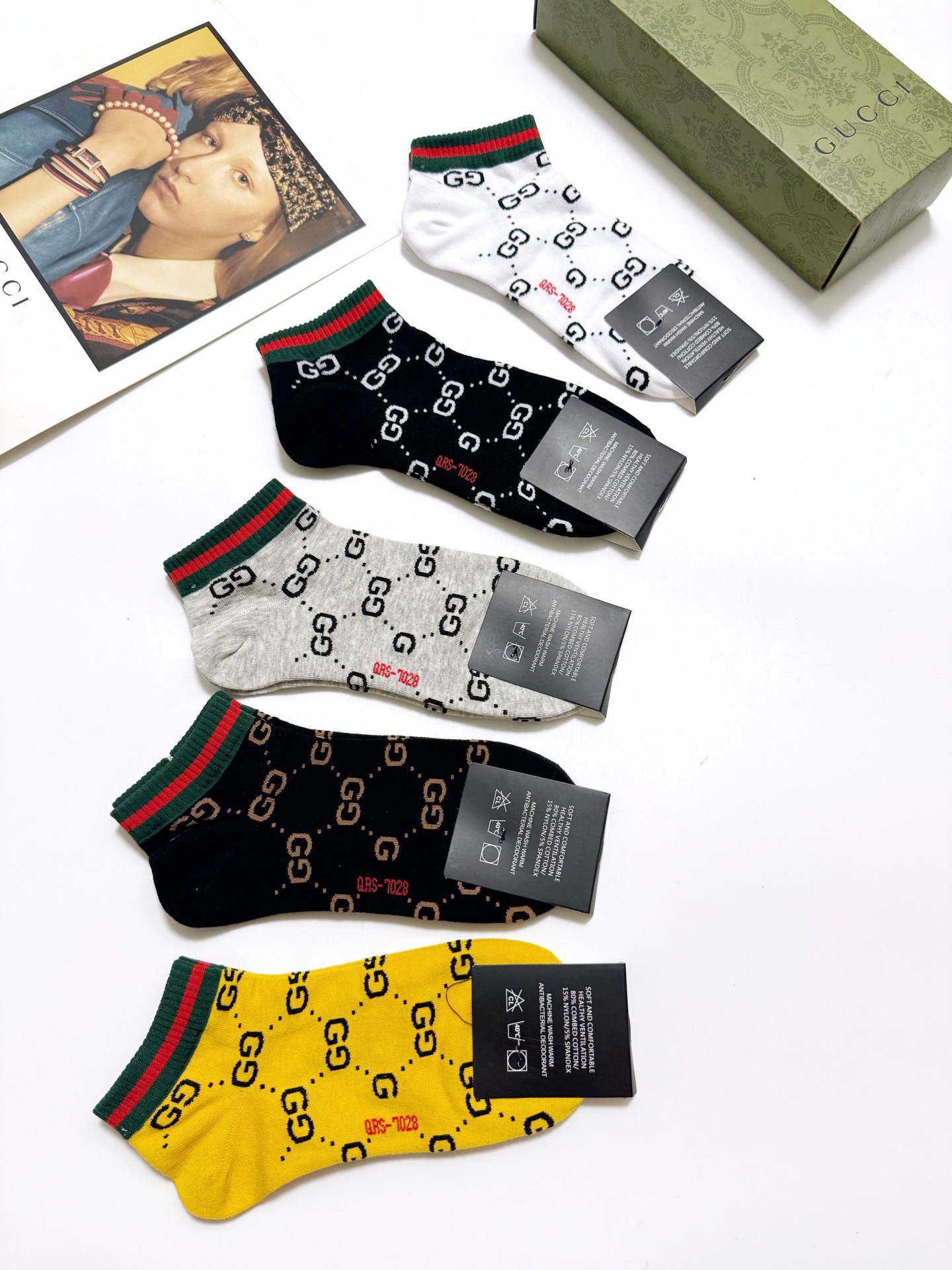  配包装
🌟【一盒5双】
 🌟Gucci 古琦 经典字母logo 纯棉船袜   ，ins超火爆短袜，纯棉