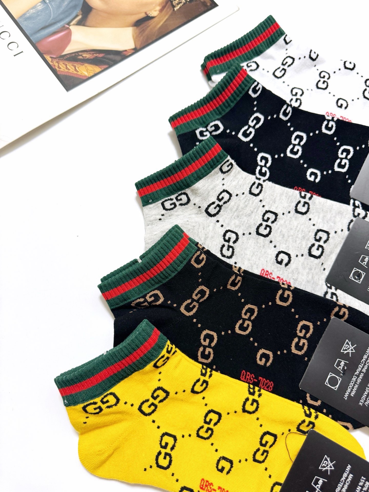  配包装
🌟【一盒5双】
 🌟Gucci 古琦 经典字母logo 纯棉船袜   ，ins超火爆短袜，纯棉
