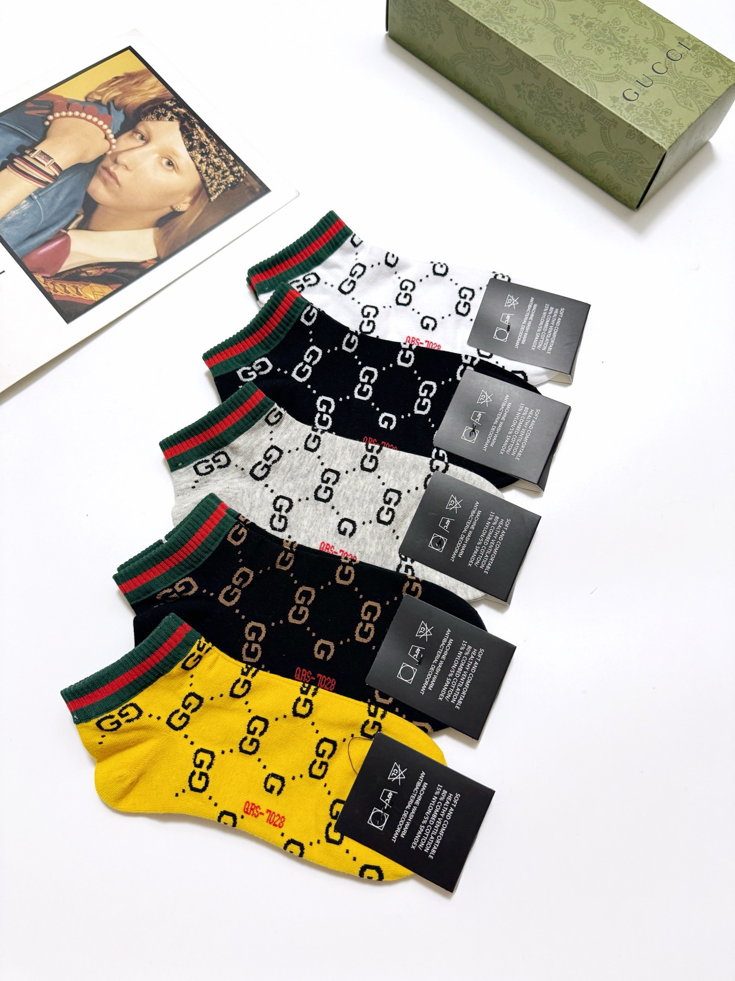  配包装
🌟【一盒5双】
 🌟Gucci 古琦 经典字母logo 纯棉船袜   ，ins超火爆短袜，纯棉