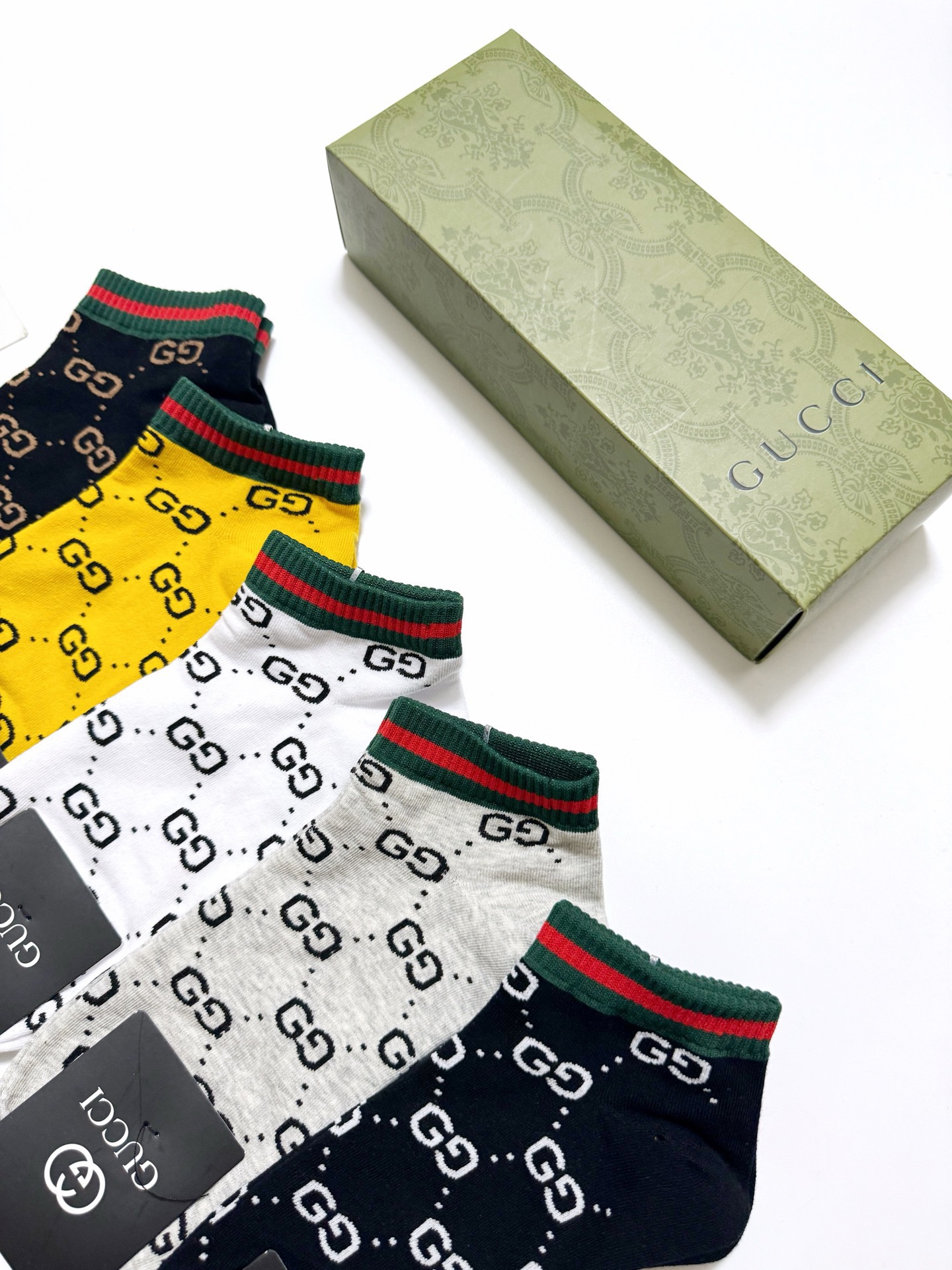  配包装
🌟【一盒5双】
 🌟Gucci 古琦 经典字母logo 纯棉船袜   ，ins超火爆短袜，纯棉
