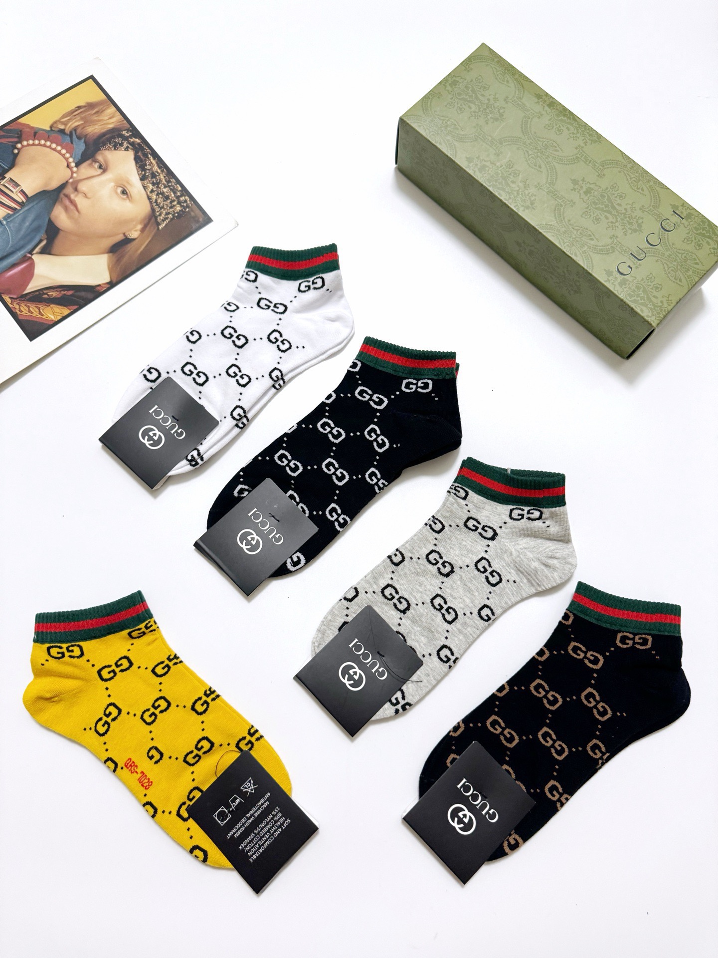  配包装
🌟【一盒5双】
 🌟Gucci 古琦 经典字母logo 纯棉船袜   ，ins超火爆短袜，纯棉