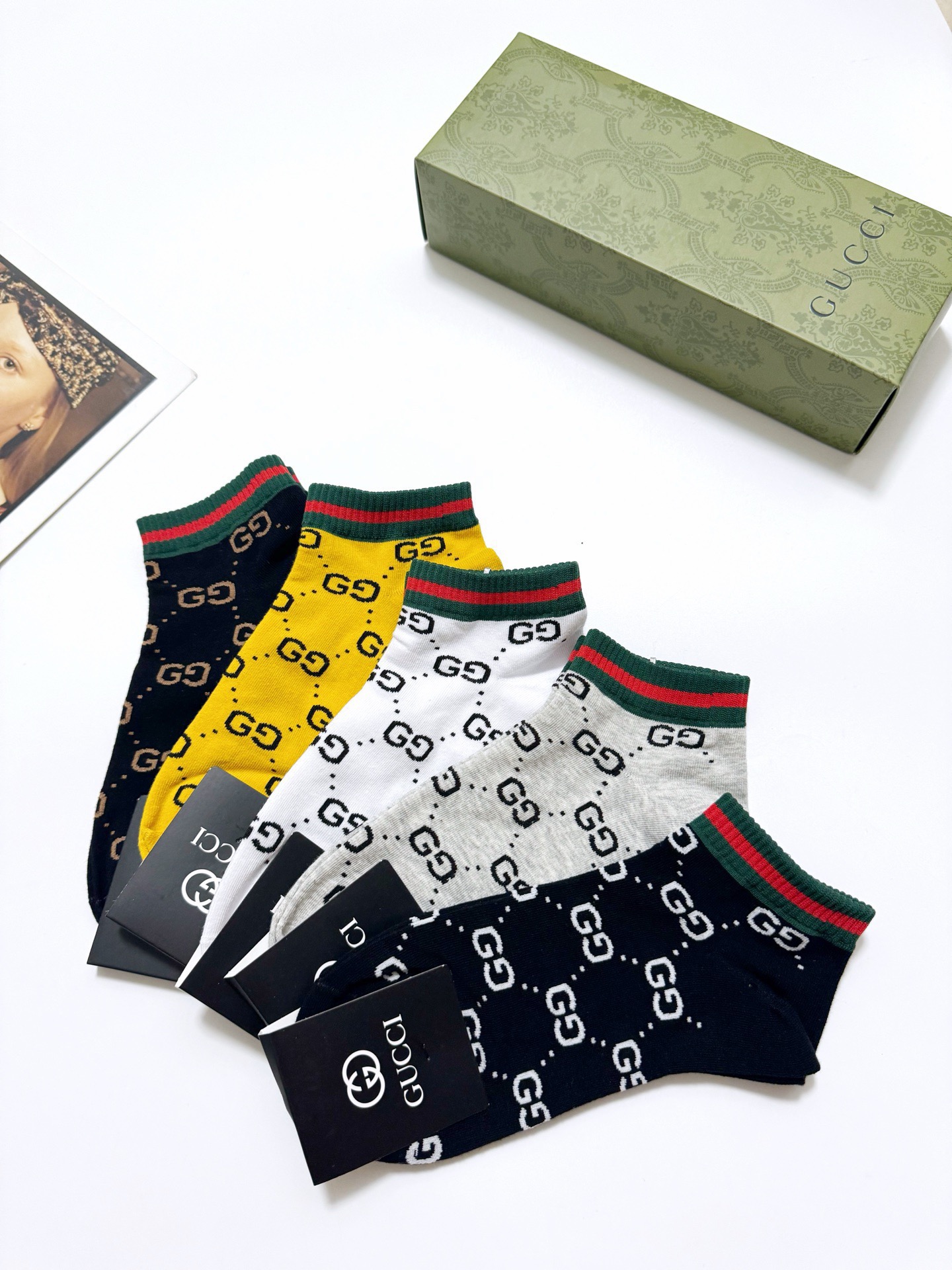  配包装
🌟【一盒5双】
 🌟Gucci 古琦 经典字母logo 纯棉船袜   ，ins超火爆短袜，纯棉
