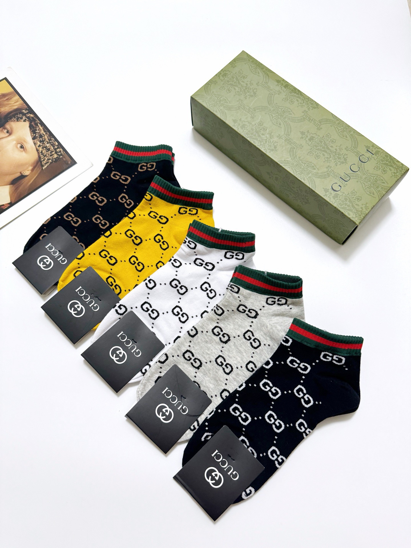  配包装
🌟【一盒5双】
 🌟Gucci 古琦 经典字母logo 纯棉船袜   ，ins超火爆短袜，纯棉
