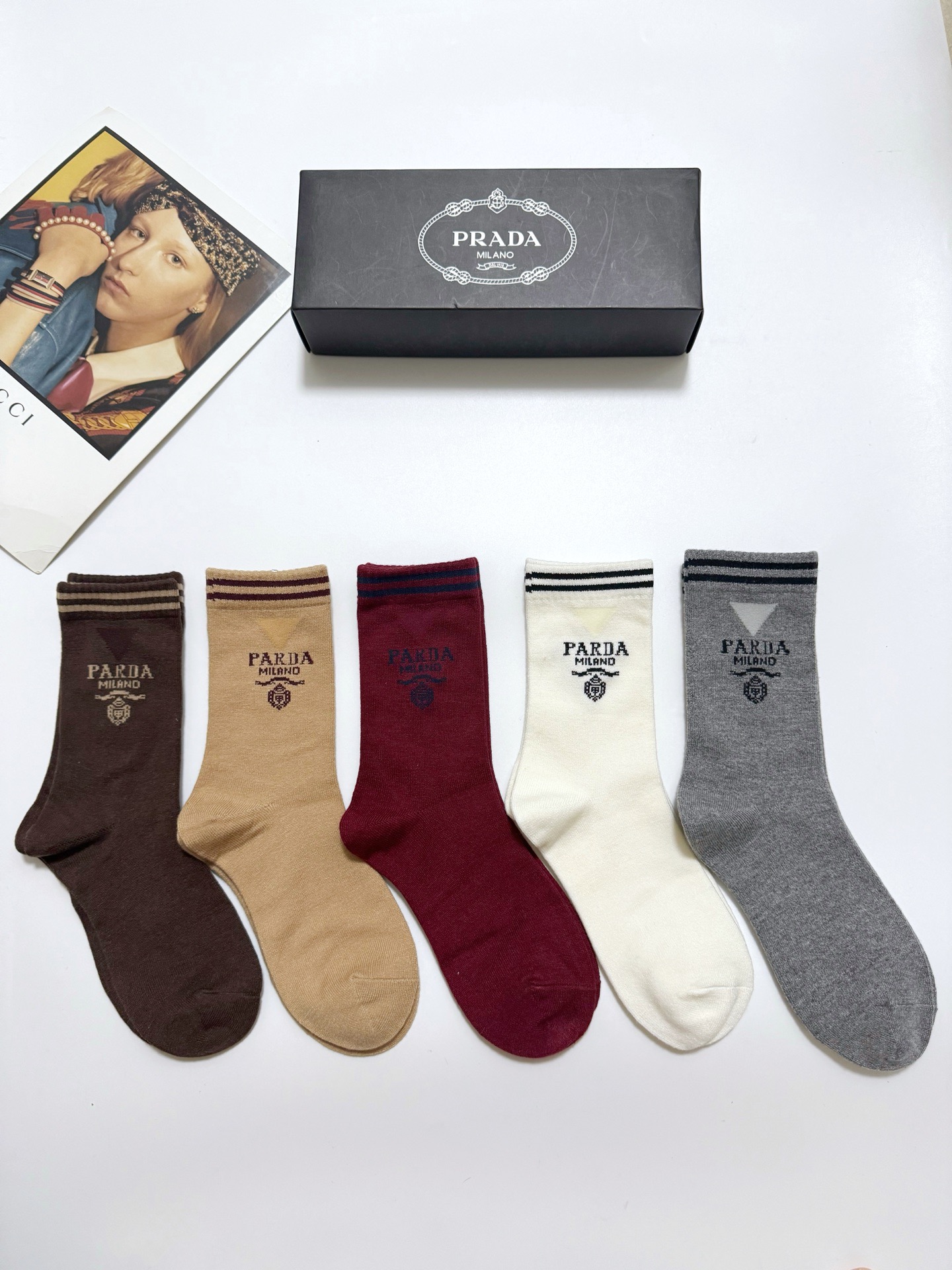  配包装
🌟【一盒5双】
 🌟Prada 普拉达  经典字母logo 羊绒混纺中筒袜   ，ins超火爆