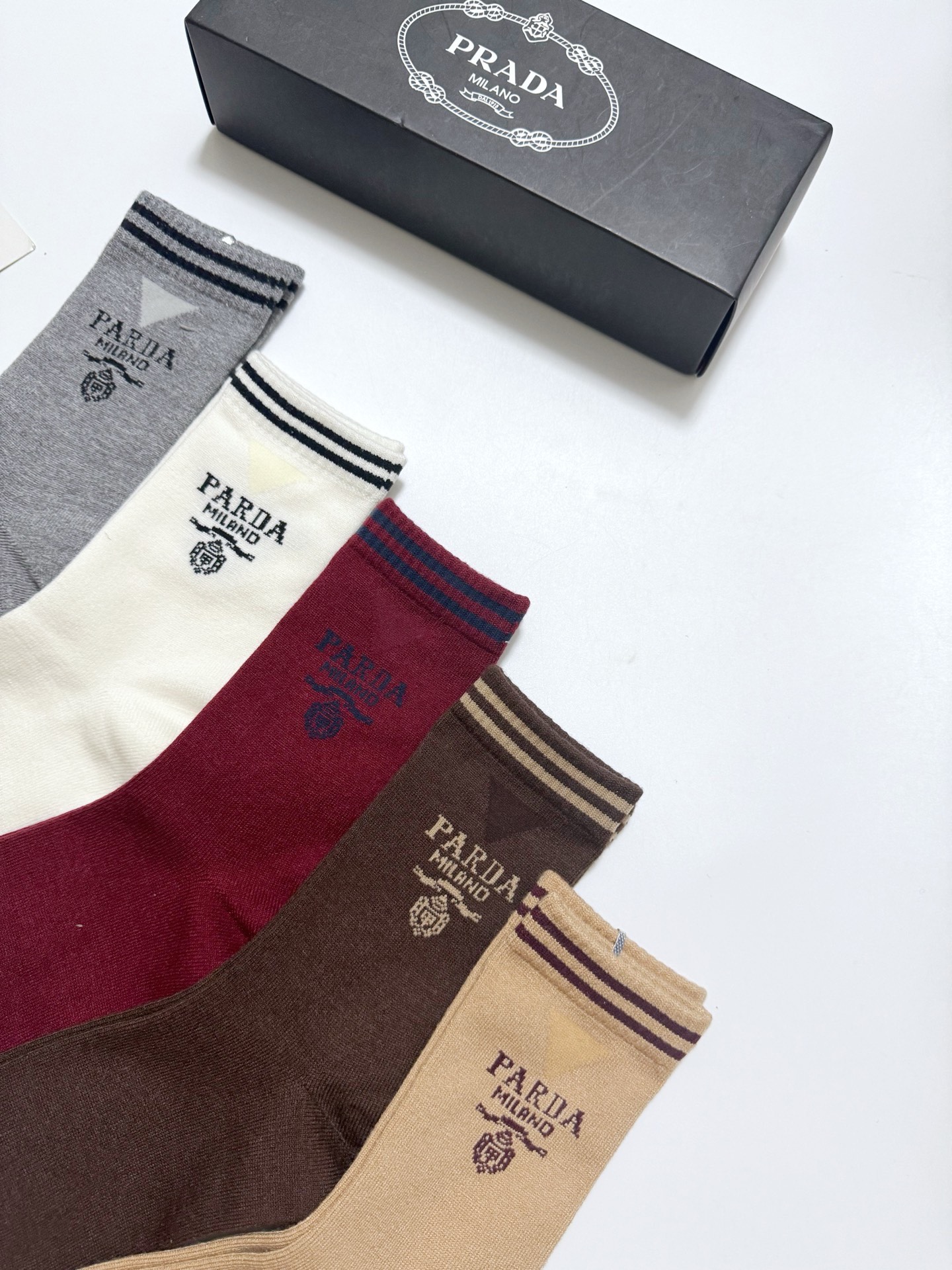  配包装
🌟【一盒5双】
 🌟Prada 普拉达  经典字母logo 羊绒混纺中筒袜   ，ins超火爆
