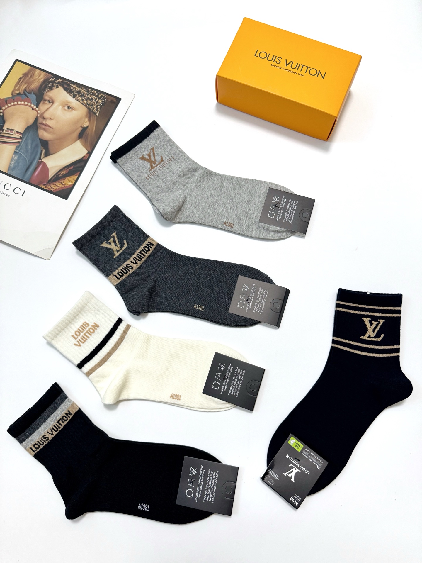  配包装
🌟【一盒5 双】
 🌟LV 路易威登 经典字母logo 纯棉短筒袜   ，ins超火爆中筒袜 