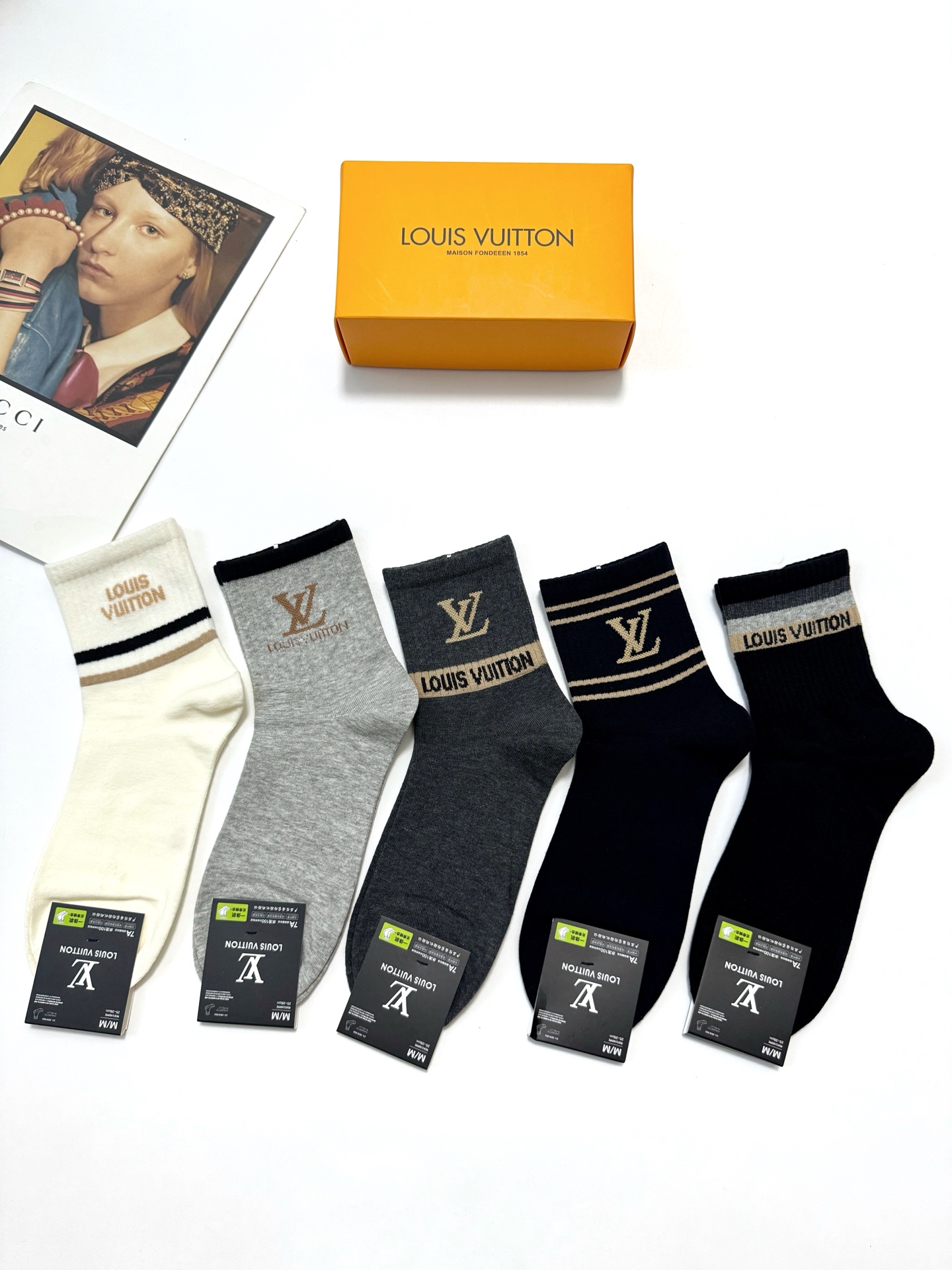  配包装
🌟【一盒5 双】
 🌟LV 路易威登 经典字母logo 纯棉短筒袜   ，ins超火爆中筒袜 