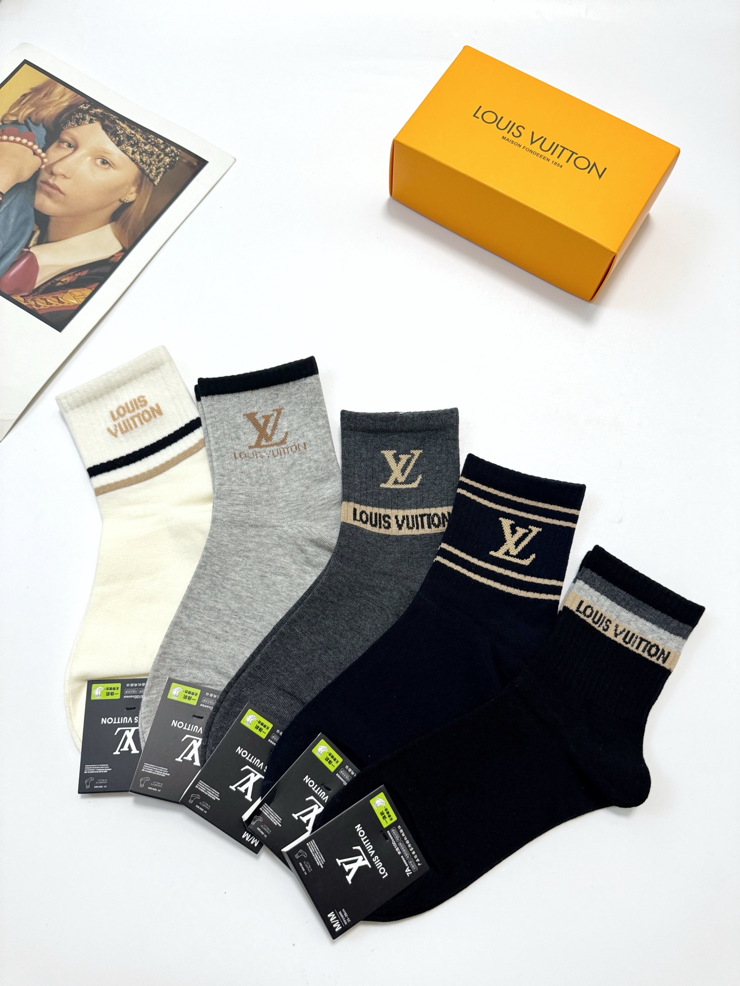  配包装
🌟【一盒5 双】
 🌟LV 路易威登 经典字母logo 纯棉短筒袜   ，ins超火爆中筒袜 