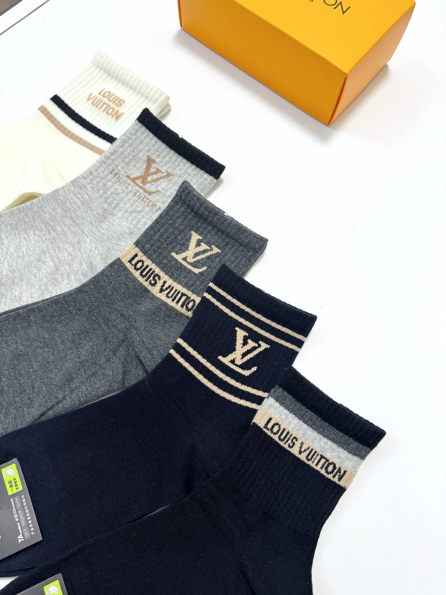  配包装
🌟【一盒5 双】
 🌟LV 路易威登 经典字母logo 纯棉短筒袜   ，ins超火爆中筒袜 