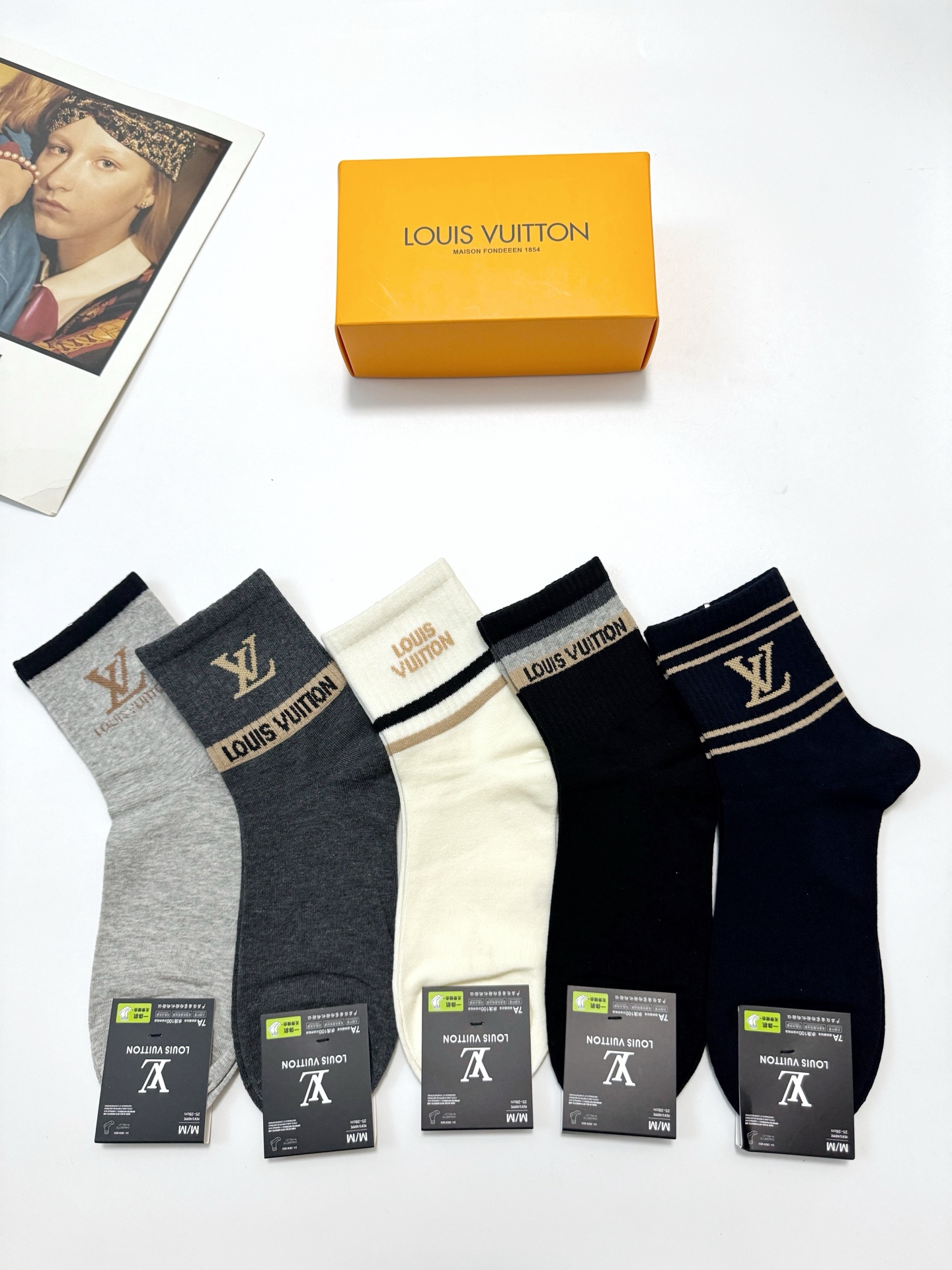  配包装
🌟【一盒5 双】
 🌟LV 路易威登 经典字母logo 纯棉短筒袜   ，ins超火爆中筒袜 