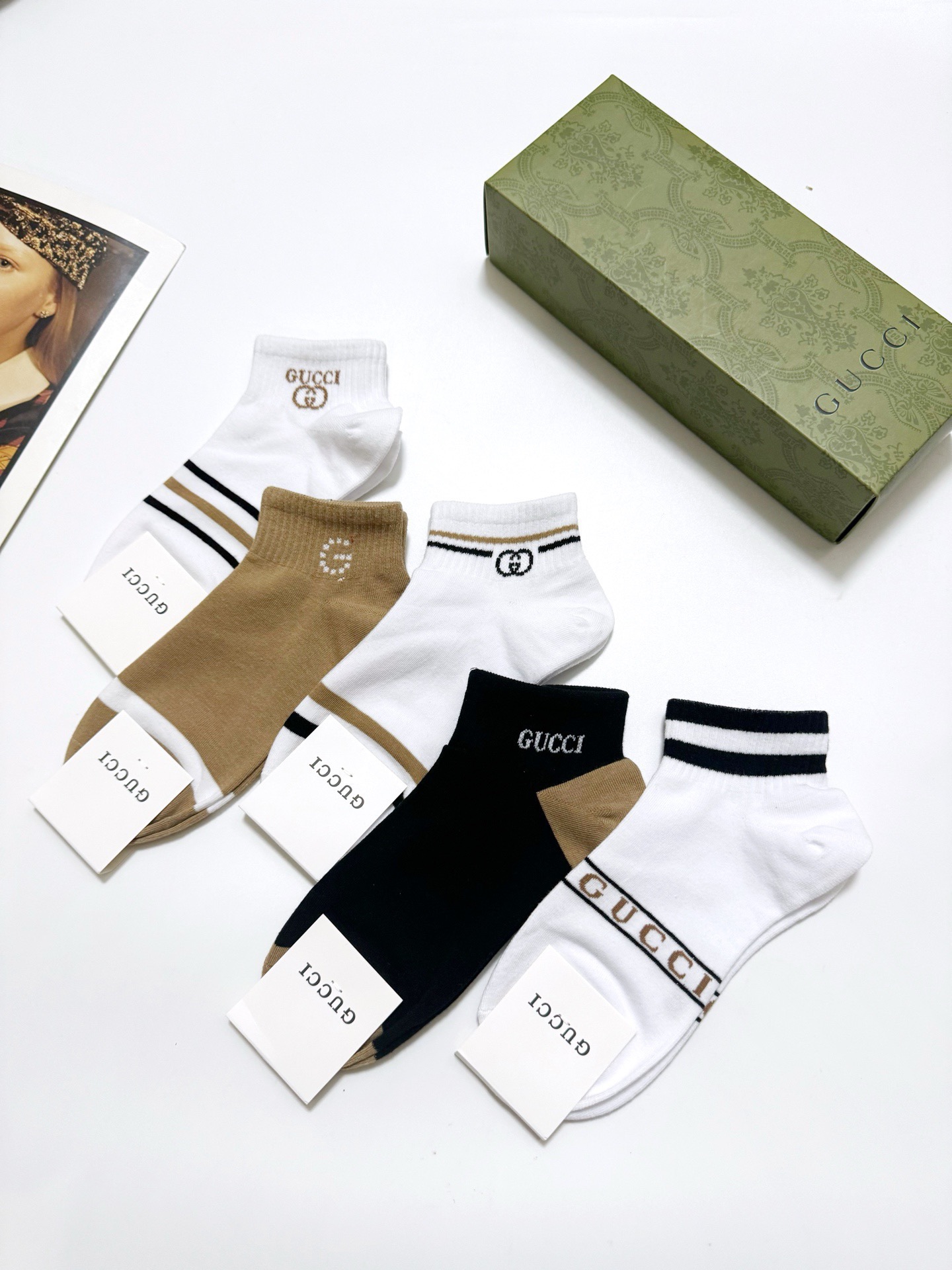 配包装
🌟【一盒5 双】
 🌟Gucci 古琦 经典字母logo 双G 短袜   ，ins超火爆短袜，