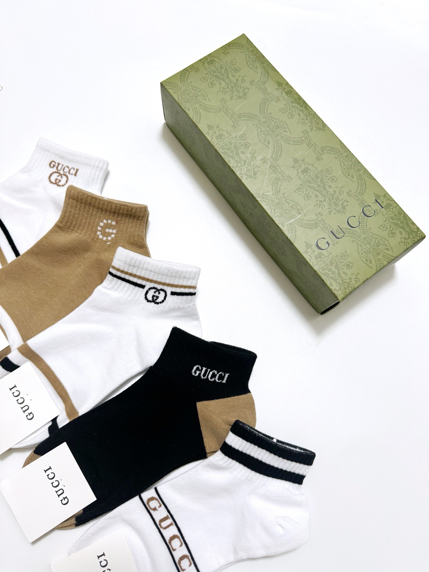  配包装
🌟【一盒5 双】
 🌟Gucci 古琦 经典字母logo 双G 短袜   ，ins超火爆短袜，