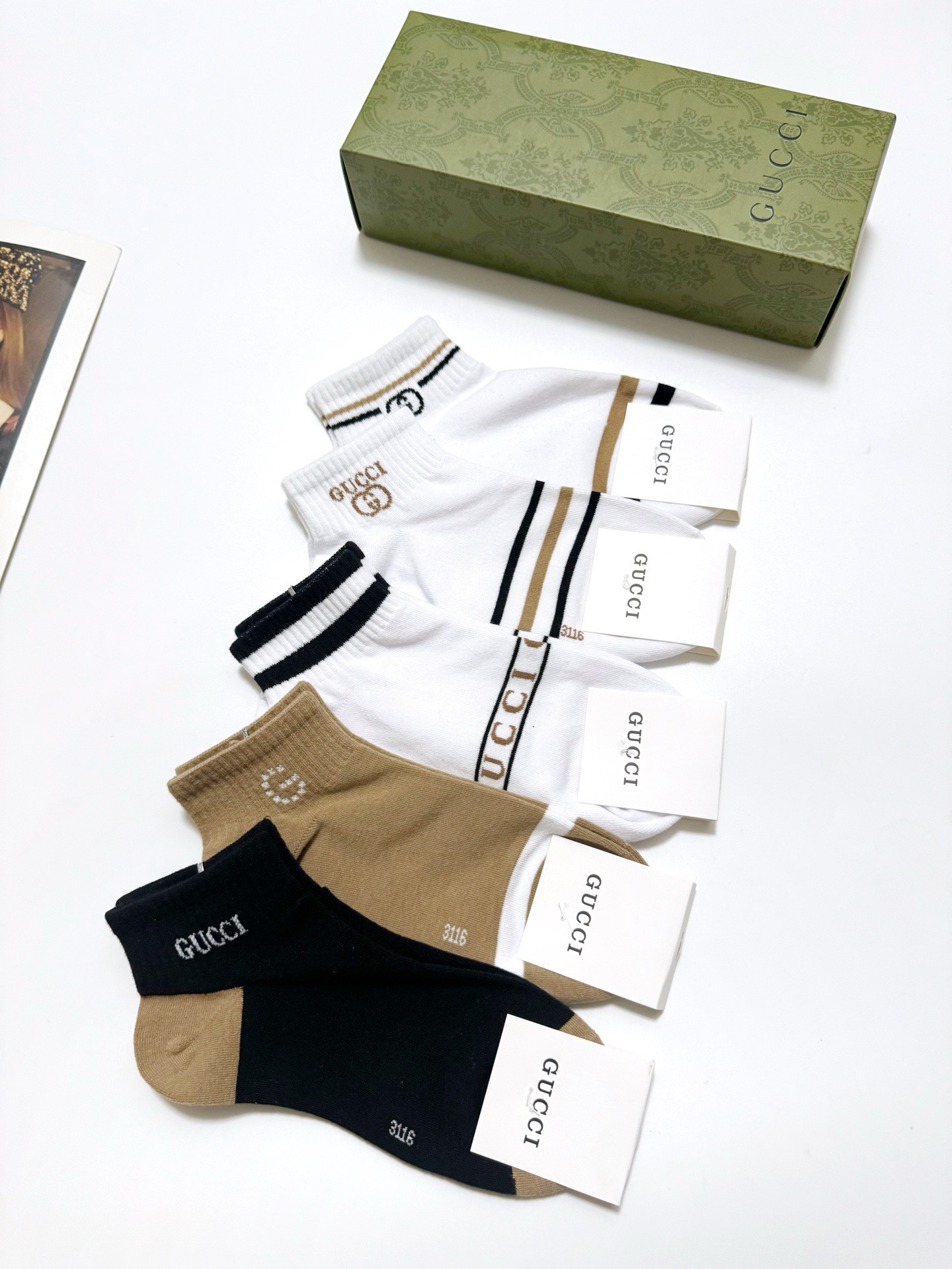  配包装
🌟【一盒5 双】
 🌟Gucci 古琦 经典字母logo 双G 短袜   ，ins超火爆短袜，