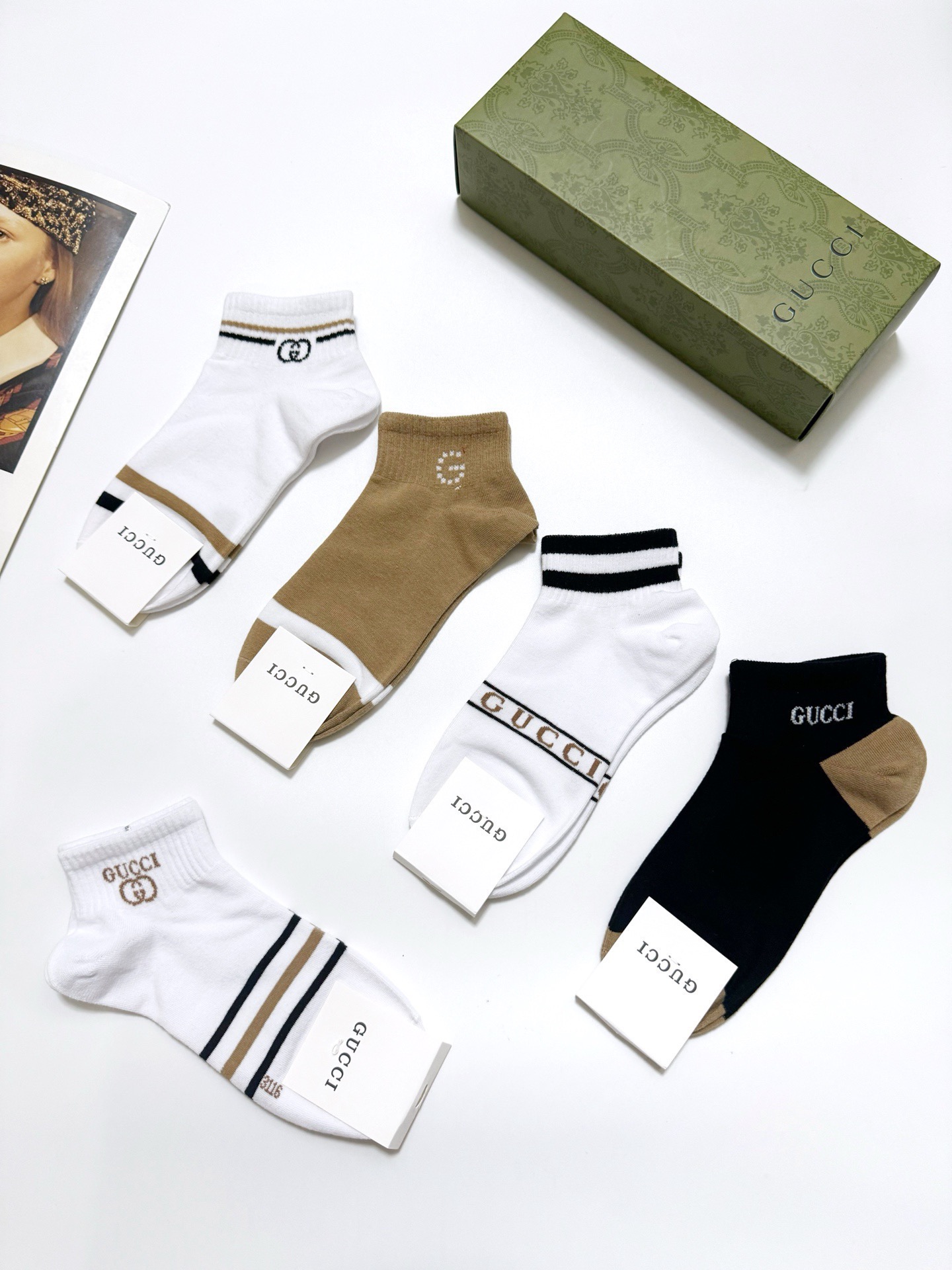  配包装
🌟【一盒5 双】
 🌟Gucci 古琦 经典字母logo 双G 短袜   ，ins超火爆短袜，
