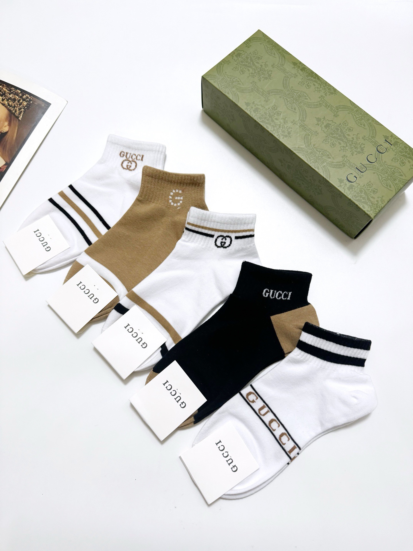  配包装
🌟【一盒5 双】
 🌟Gucci 古琦 经典字母logo 双G 短袜   ，ins超火爆短袜，