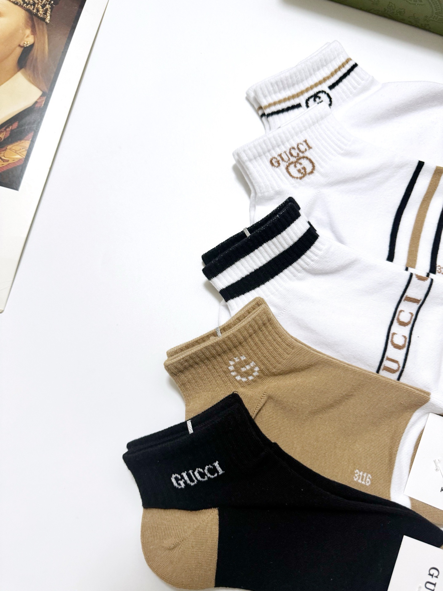  配包装
🌟【一盒5 双】
 🌟Gucci 古琦 经典字母logo 双G 短袜   ，ins超火爆短袜，