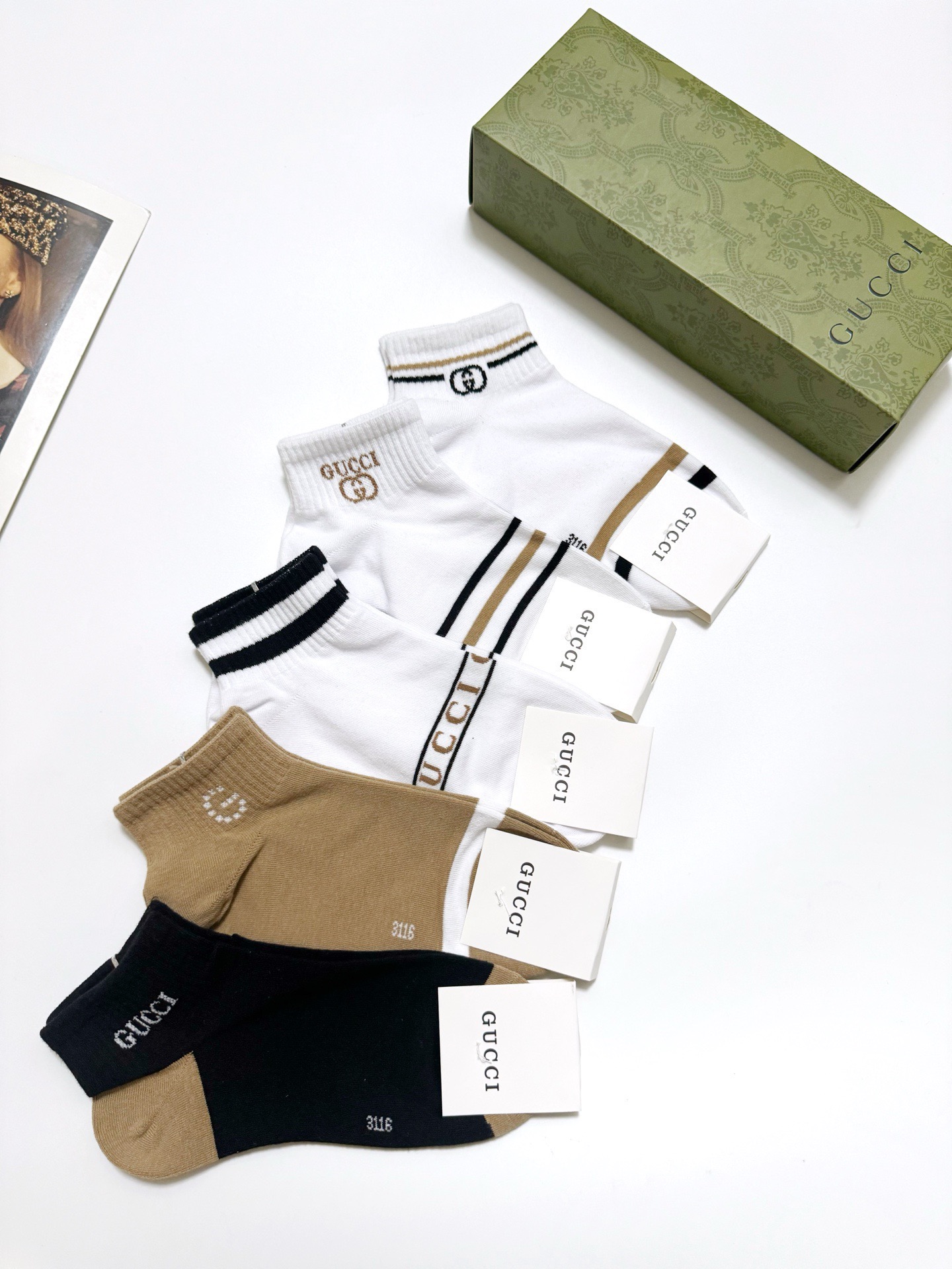  配包装
🌟【一盒5 双】
 🌟Gucci 古琦 经典字母logo 双G 短袜   ，ins超火爆短袜，