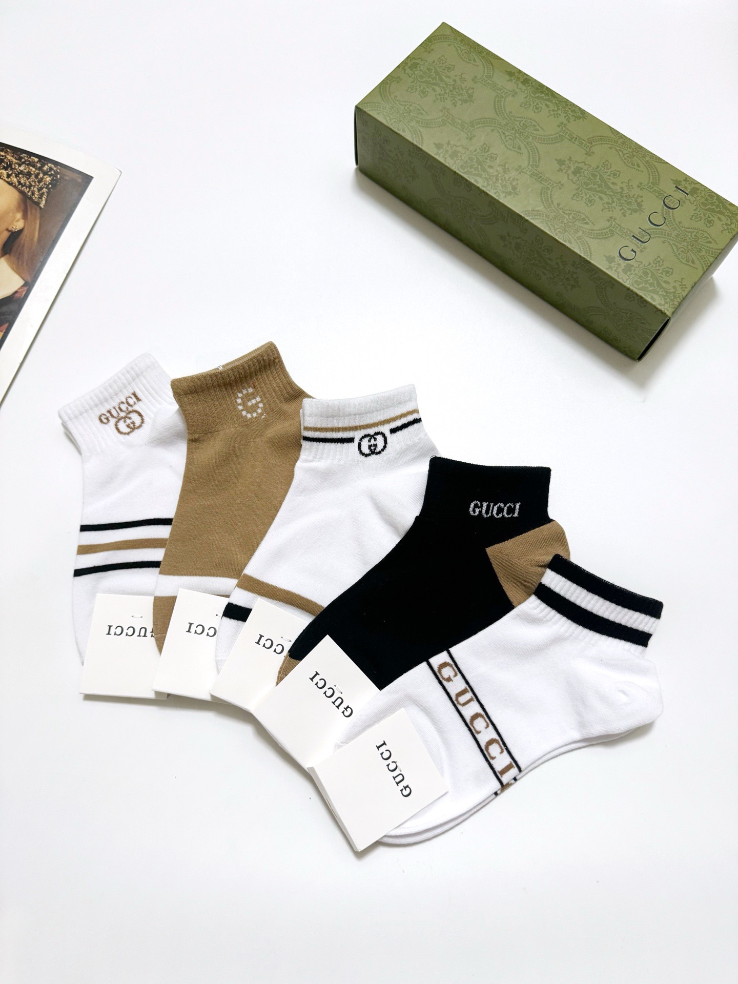  配包装
🌟【一盒5 双】
 🌟Gucci 古琦 经典字母logo 双G 短袜   ，ins超火爆短袜，