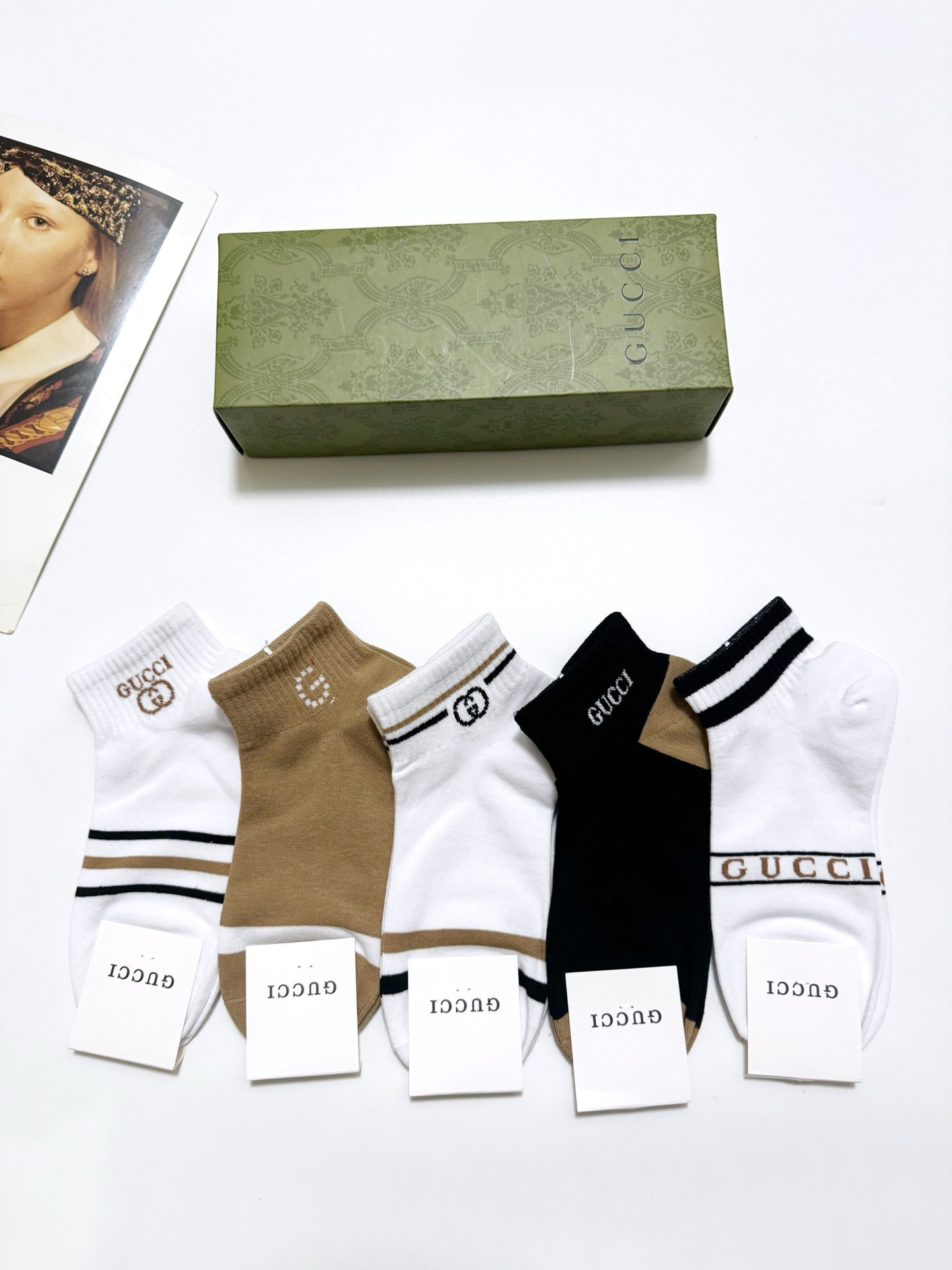  配包装
🌟【一盒5 双】
 🌟Gucci 古琦 经典字母logo 双G 短袜   ，ins超火爆短袜，