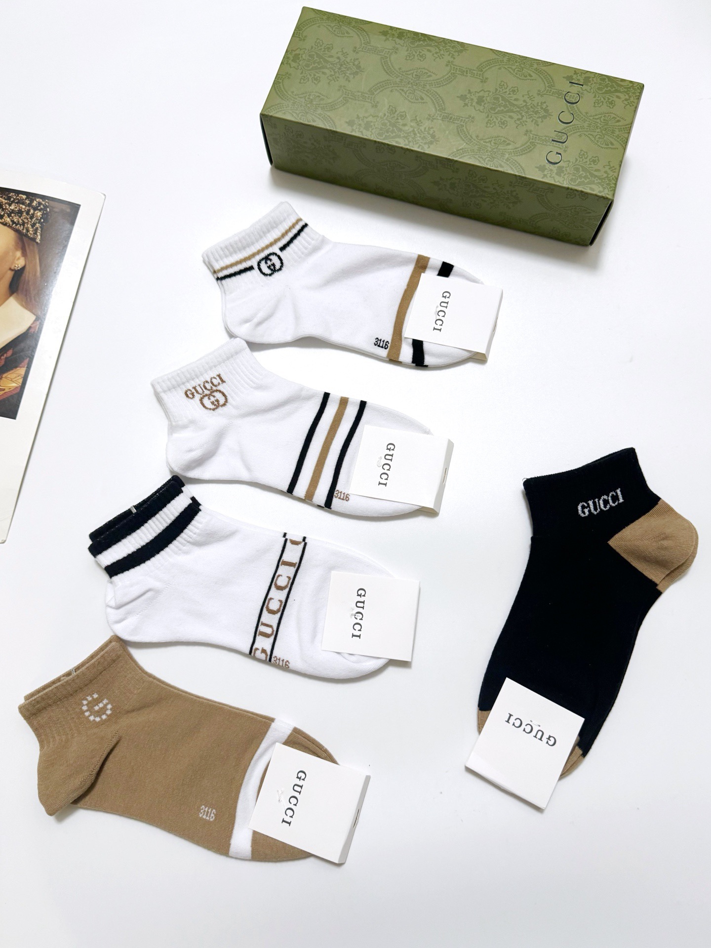  配包装
🌟【一盒5 双】
 🌟Gucci 古琦 经典字母logo 双G 短袜   ，ins超火爆短袜，