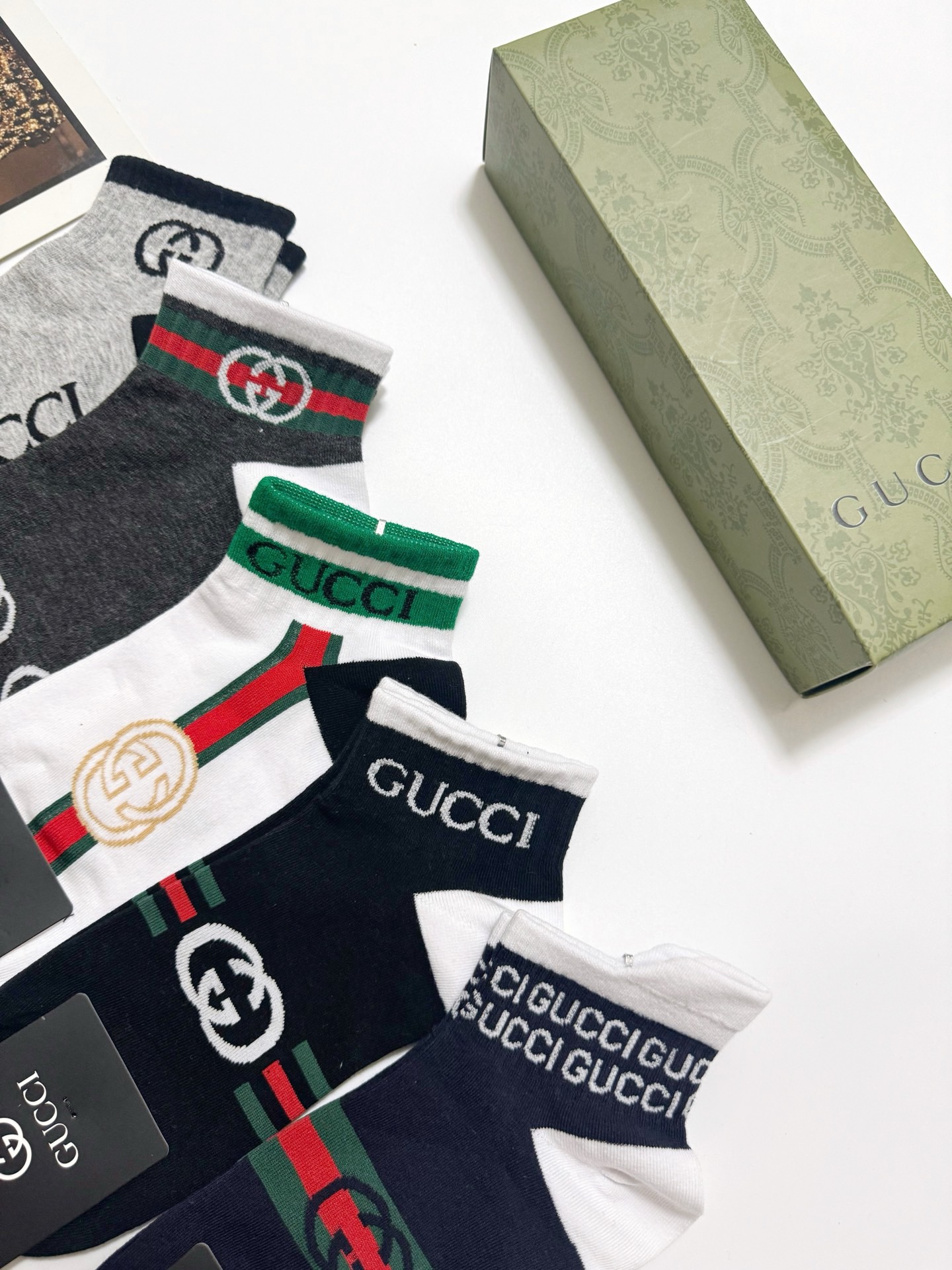  配包装
🌟【一盒5 双】男女同款
 🌟Gucci 古琦 经典字母logo 双G 短袜   ，ins超火