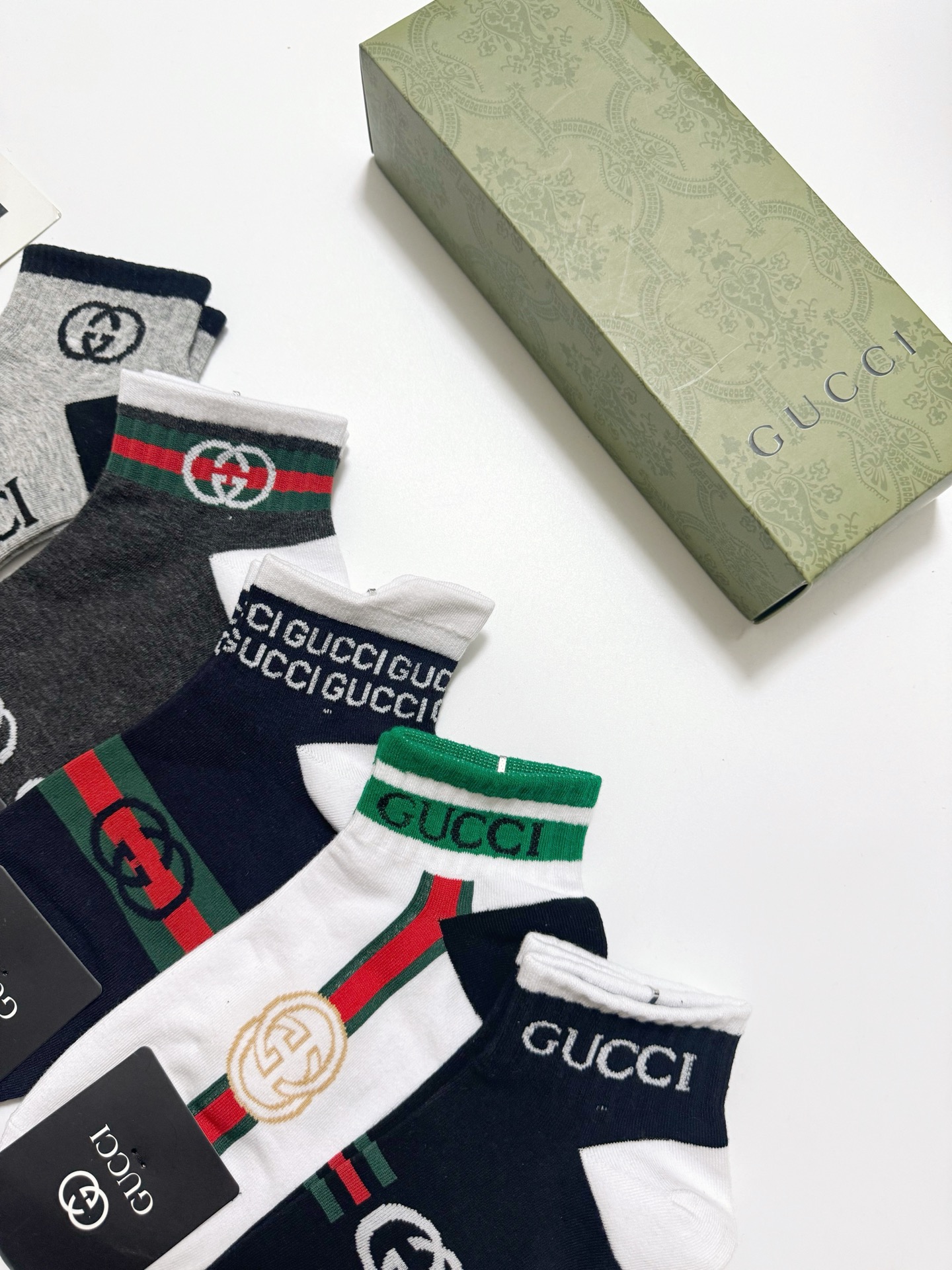  配包装
🌟【一盒5 双】男女同款
 🌟Gucci 古琦 经典字母logo 双G 短袜   ，ins超火