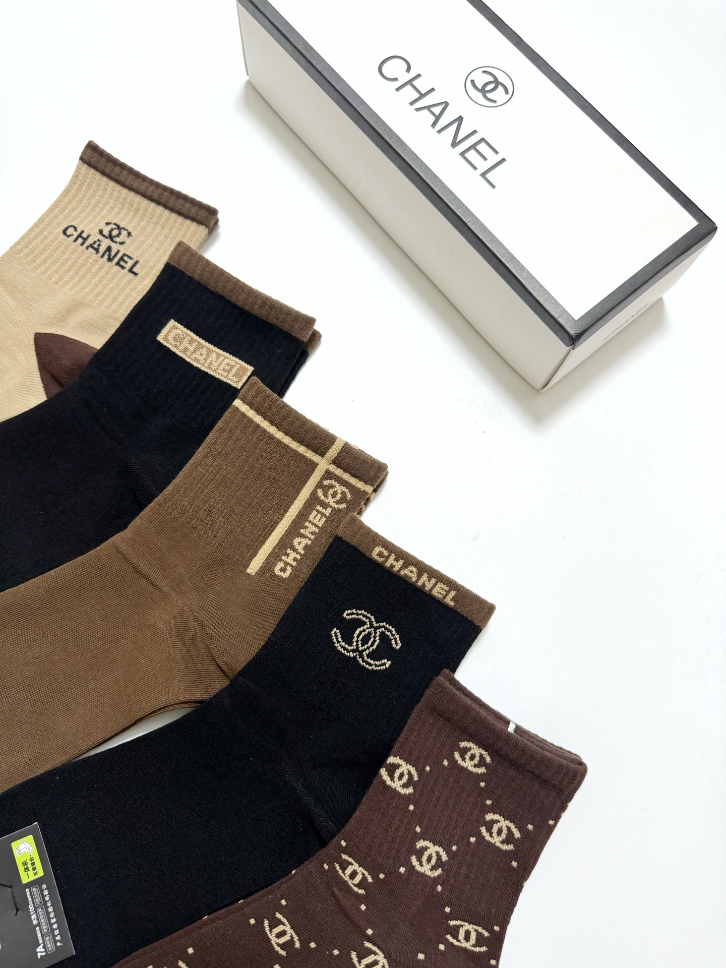   配包装
🌟【一盒5 双】
🌟Chanel 香奈儿 经典字母 logo短袜  ！纯棉面料软糯亲肤！
🌟