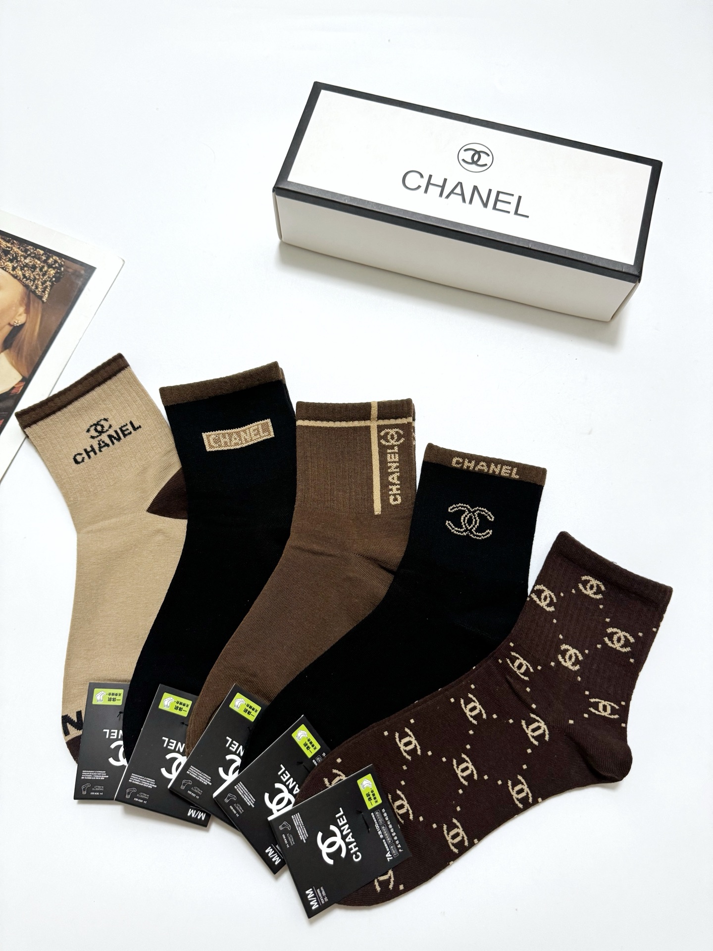   配包装
🌟【一盒5 双】
🌟Chanel 香奈儿 经典字母 logo短袜  ！纯棉面料软糯亲肤！
🌟
