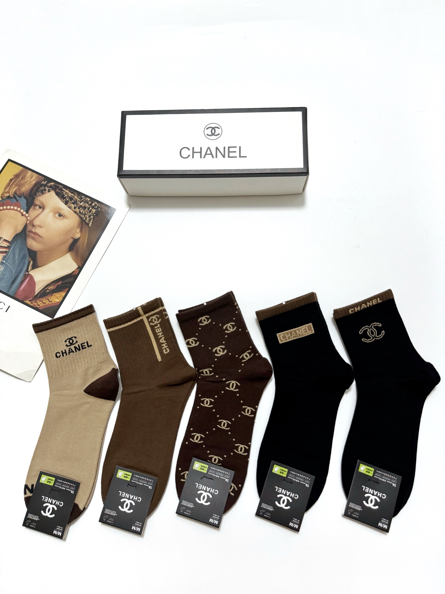   配包装
🌟【一盒5 双】
🌟Chanel 香奈儿 经典字母 logo短袜  ！纯棉面料软糯亲肤！
🌟
