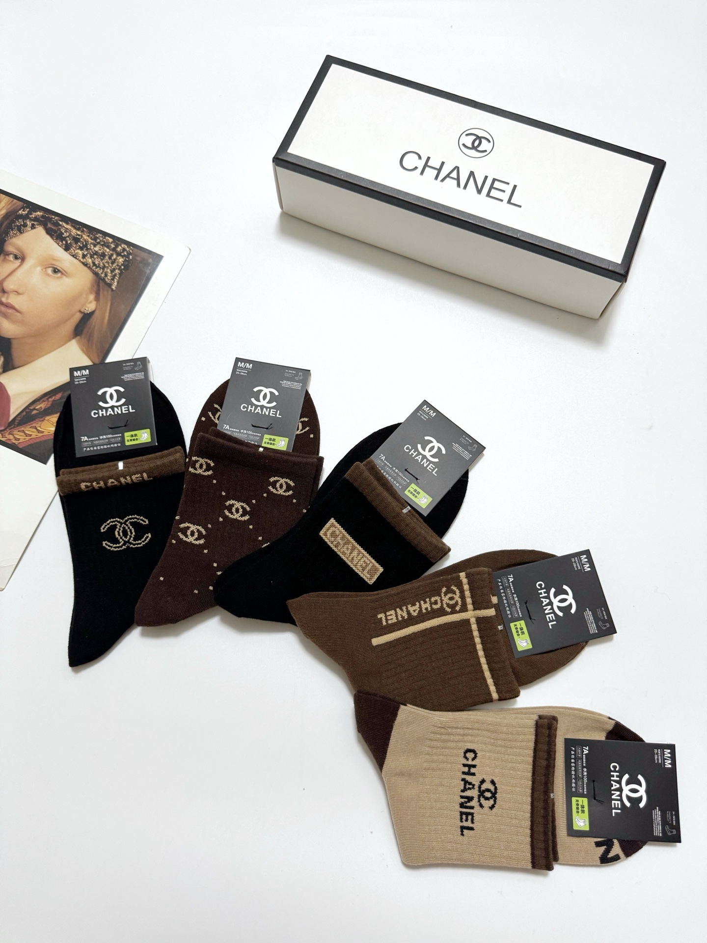   配包装
🌟【一盒5 双】
🌟Chanel 香奈儿 经典字母 logo短袜  ！纯棉面料软糯亲肤！
🌟