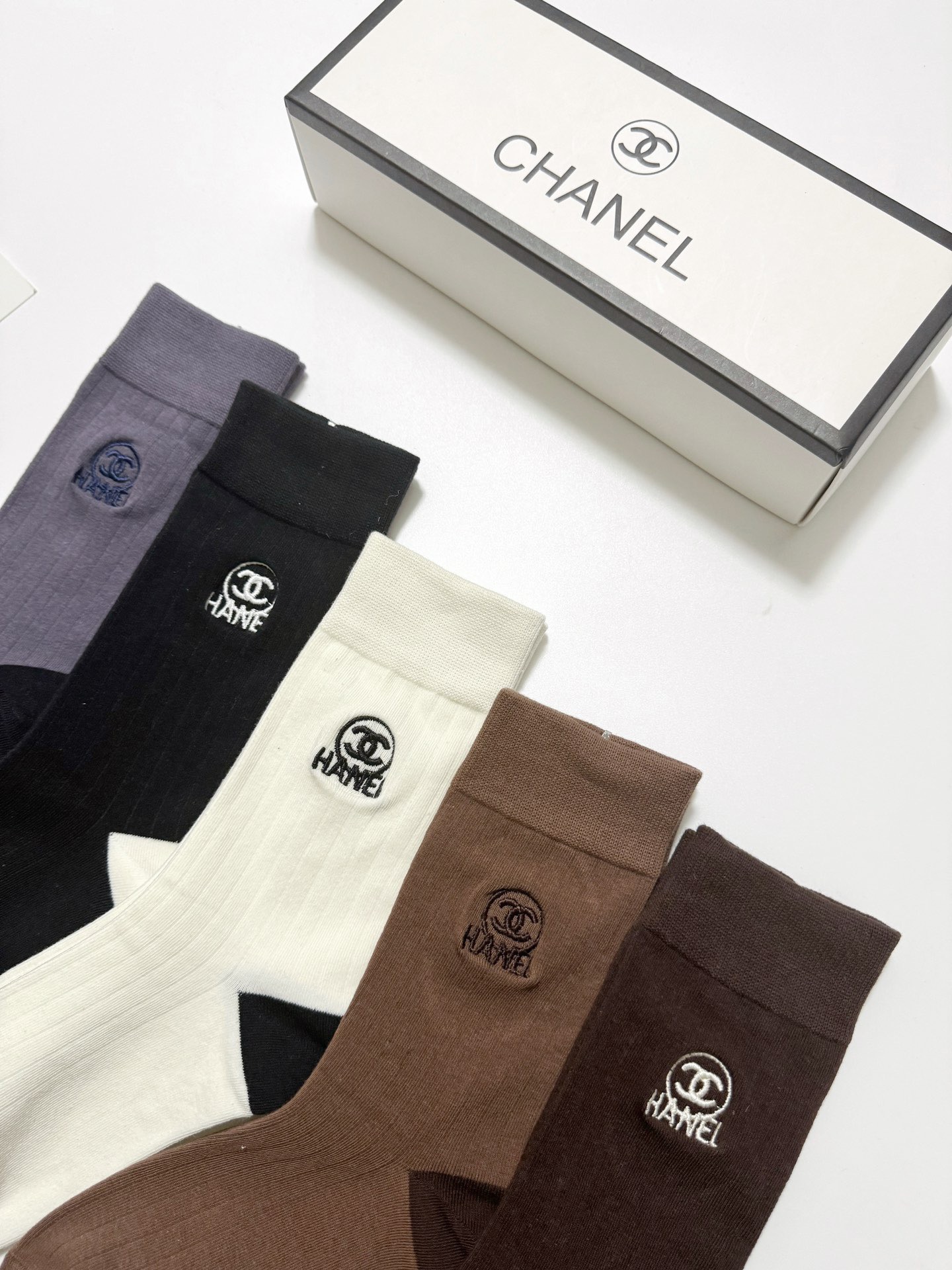    配包装
🌟【一盒5 双】
🌟Chanel 香奈儿 经典字母刺绣 logo纯棉中筒袜  小腿袜
🌟i