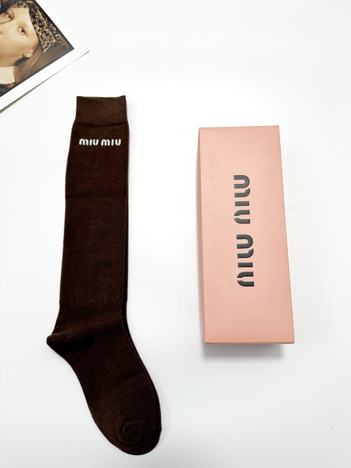  配包装
🌟【一盒一 双】
 🌟缪缪 miumiu 经典字母logo纯棉袜 小腿堆堆袜，ins超火爆红人