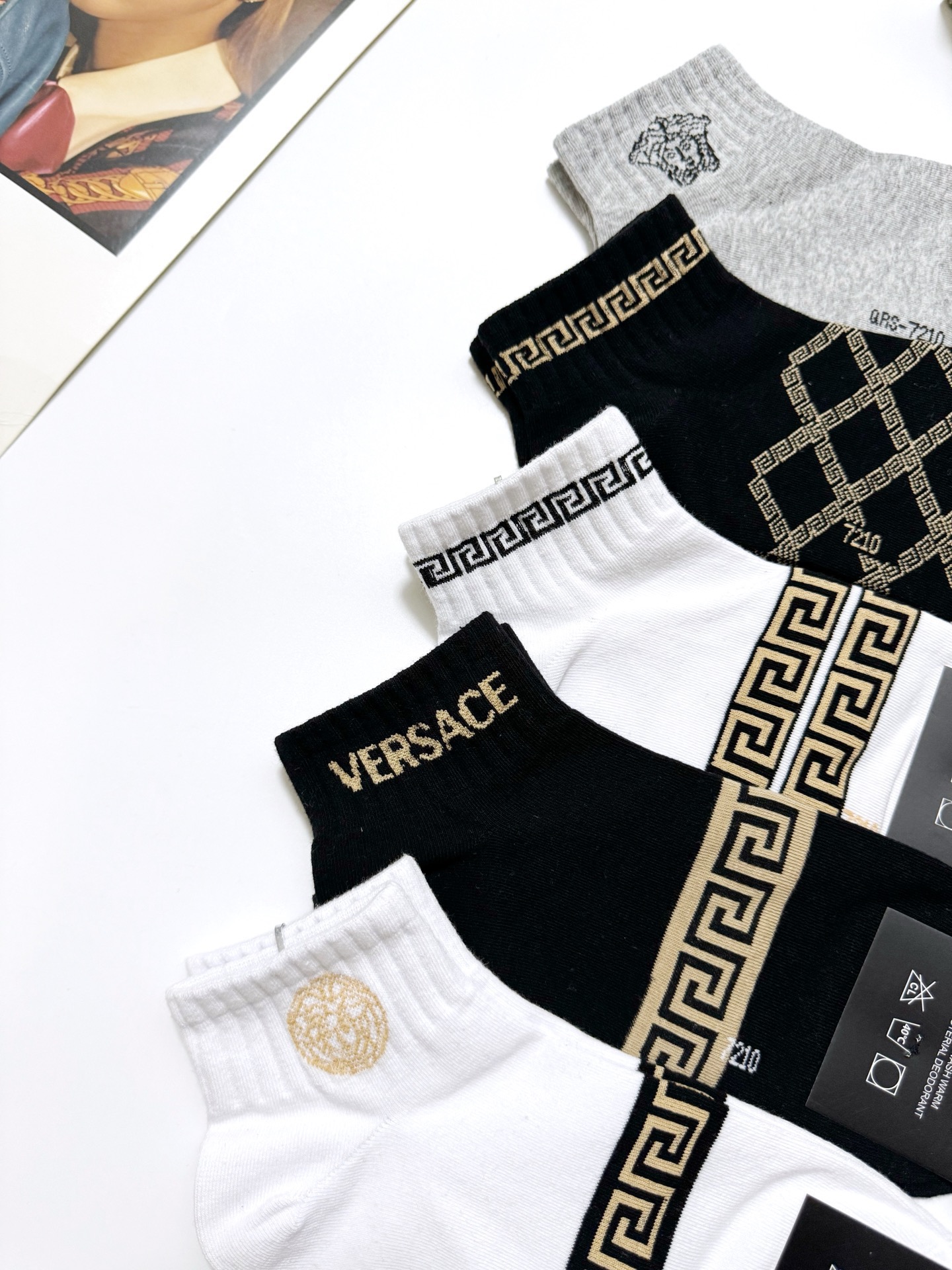 配包装
🌟【一盒5双】男女同款
 🌟Versace 范思哲 经典logo 纯棉短袜   ，ins超火爆