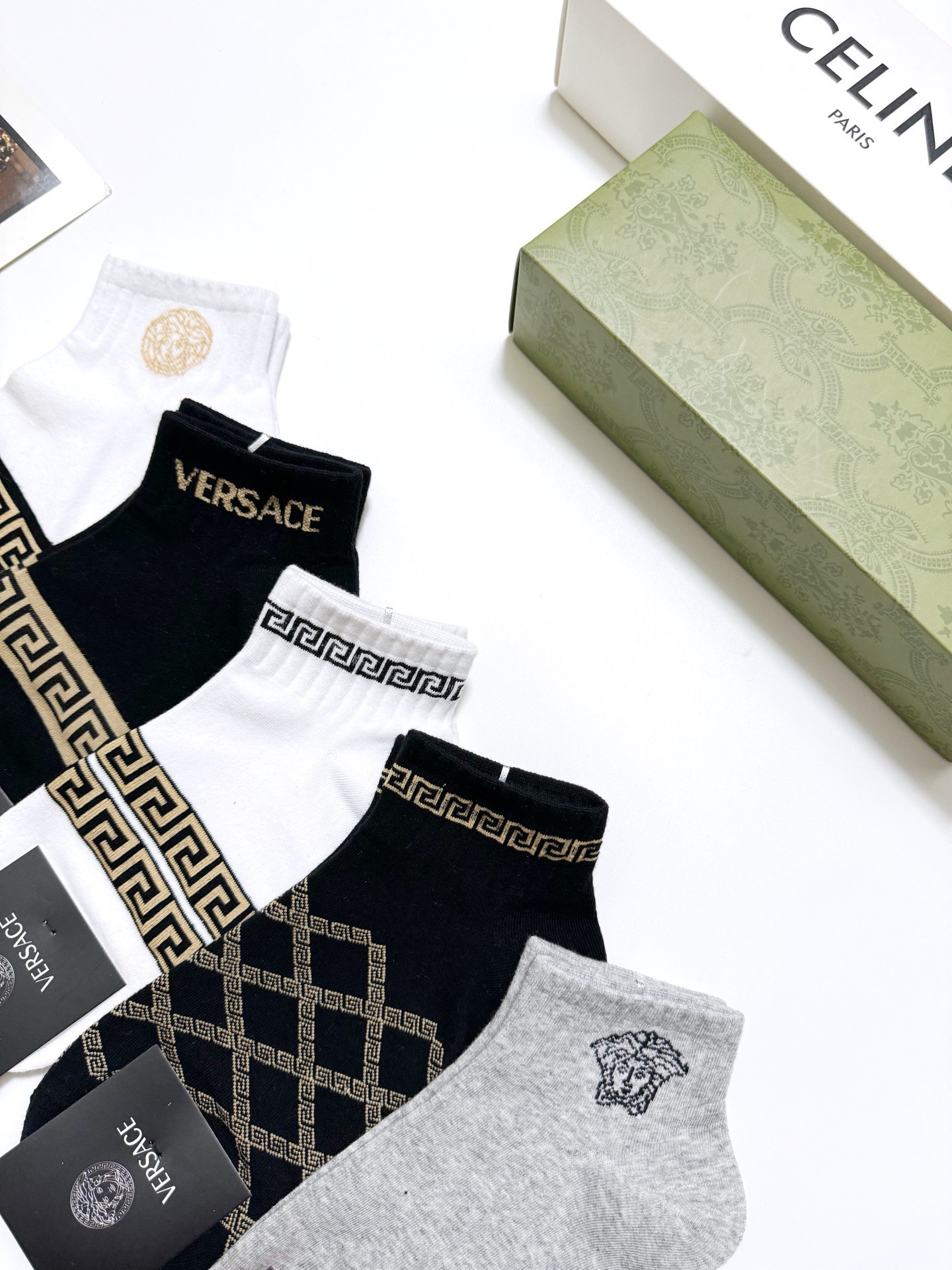  配包装
🌟【一盒5双】男女同款
 🌟Versace 范思哲 经典logo 纯棉短袜   ，ins超火爆