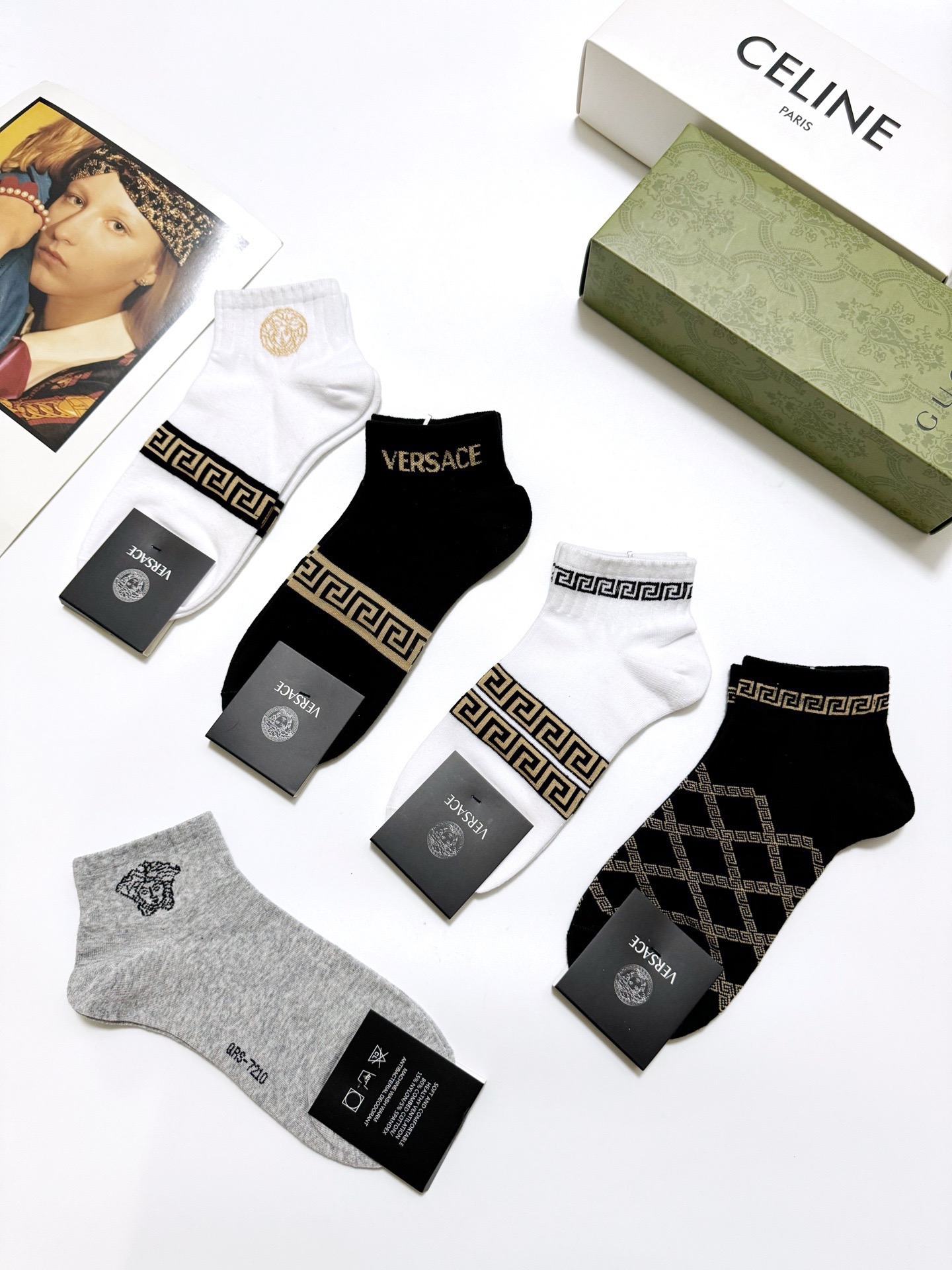  配包装
🌟【一盒5双】男女同款
 🌟Versace 范思哲 经典logo 纯棉短袜   ，ins超火爆