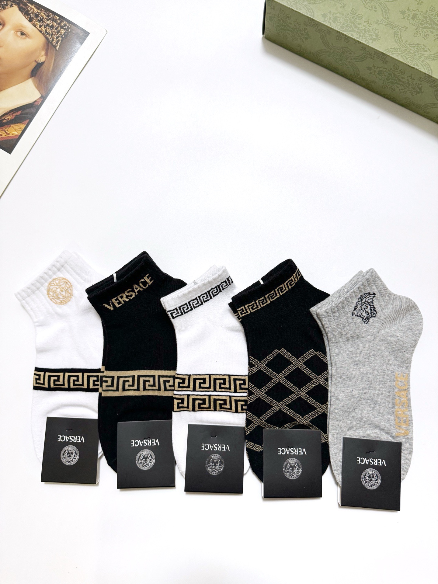  配包装
🌟【一盒5双】男女同款
 🌟Versace 范思哲 经典logo 纯棉短袜   ，ins超火爆