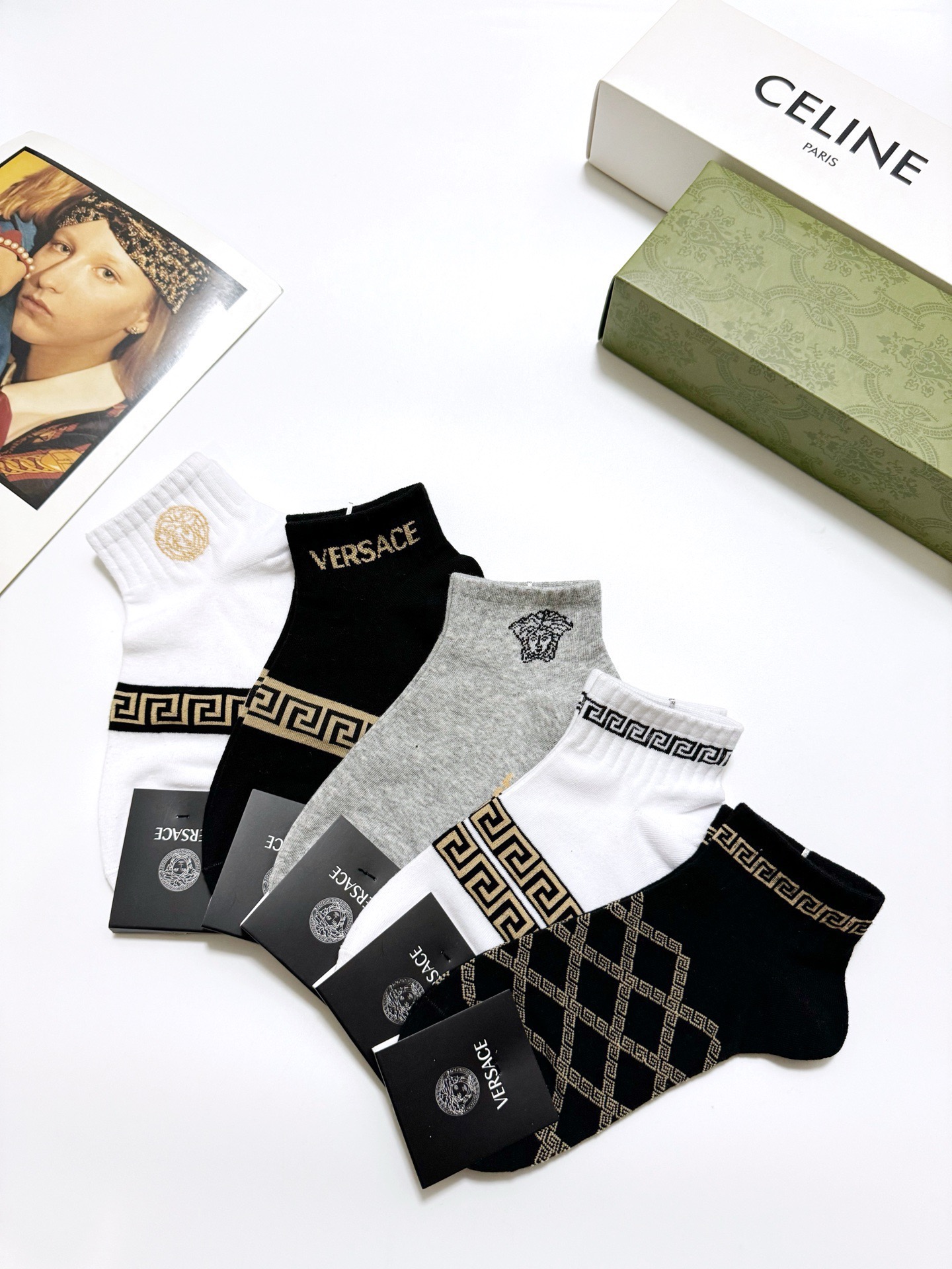  配包装
🌟【一盒5双】男女同款
 🌟Versace 范思哲 经典logo 纯棉短袜   ，ins超火爆